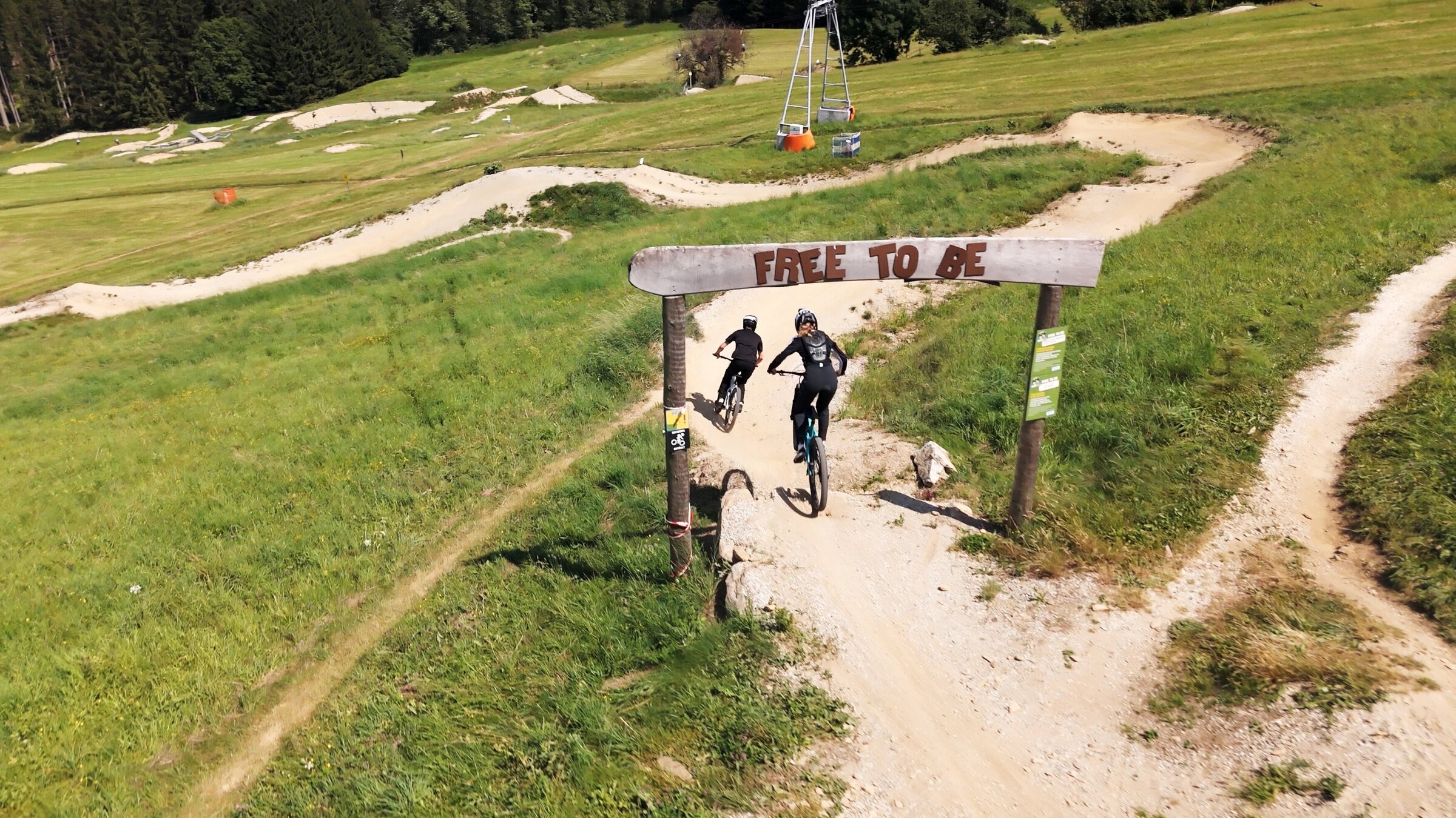 "Ein Stück Österreich: Radfahren in der Oststeiermark": Downhillfahren im Trailpark, Joglland in der Oststeiermark.