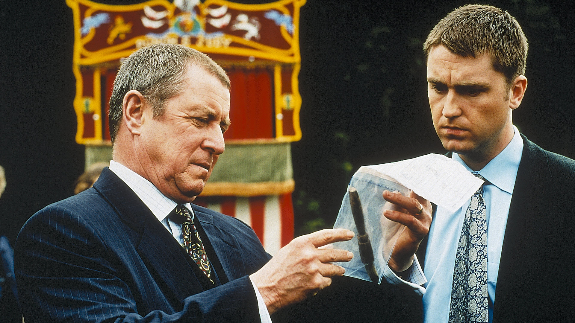 "Inspector Barnaby - Ein Männlein stirbt im Walde": Inspector Barnaby (John Nettles) und Sergeant Troy (Daniel Casey) begutachten ein Messer, das in einer Plastiktüte ist.