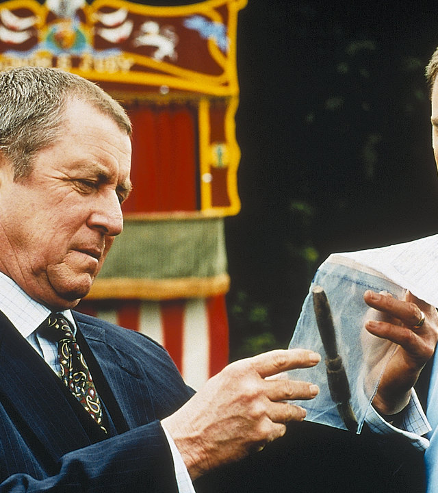 "Inspector Barnaby - Ein Männlein stirbt im Walde": Inspector Barnaby (John Nettles) und Sergeant Troy (Daniel Casey) begutachten ein Messer, das in einer Plastiktüte ist.