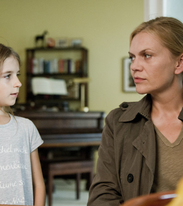 "Helen Dorn - Das dritte Mädchen": Elena Georgi (Milia Rütter) steht neben Helen Dorn (Anna Loos), die am Tisch sitzt.