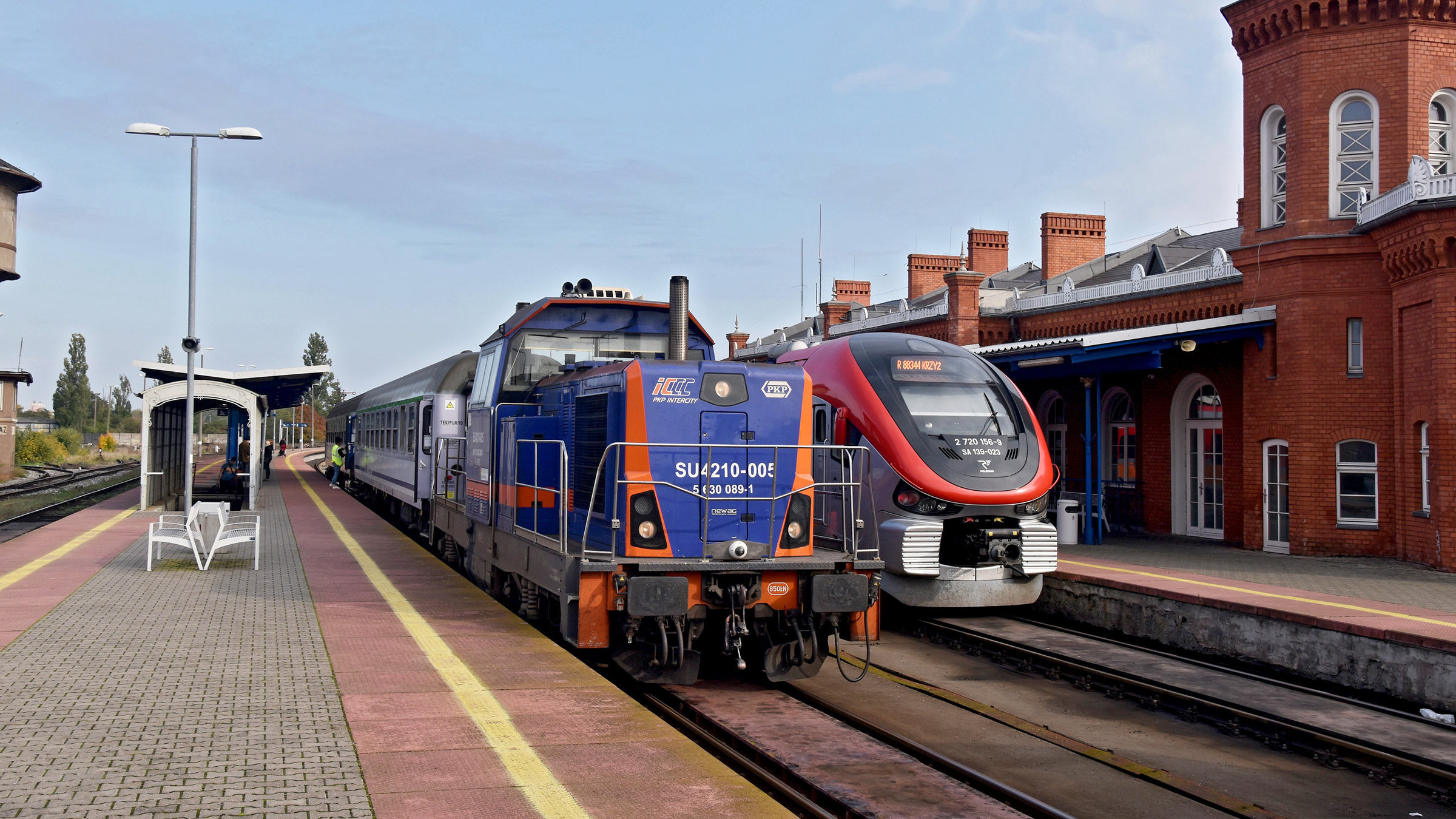 "Ostbahn - Von Berlin in Richtung Masuren": Eine bei NEWAG modernisierte SU 42 im Bahnhof von Küstrin