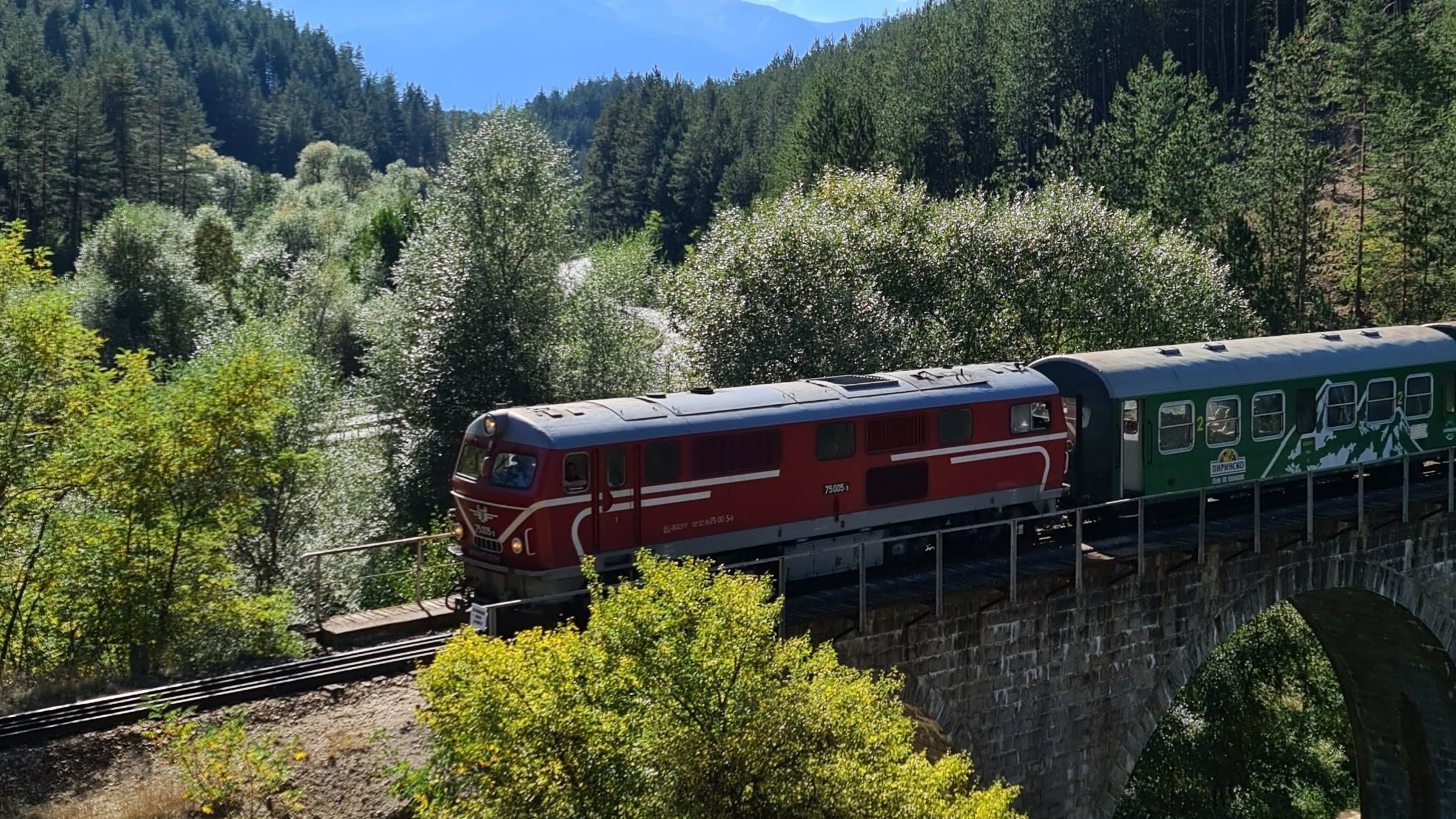 "Bulgariens letzte Schmalspurbahn": Die Rhodopenbahn ist die letzte Schmalspurbahn Bulgariens, die in Betrieb ist.Sie fÃ¼hrt von Septemvri bis Dobrinishte und verbindet nicht nur Orte, sondern auch Menschen.