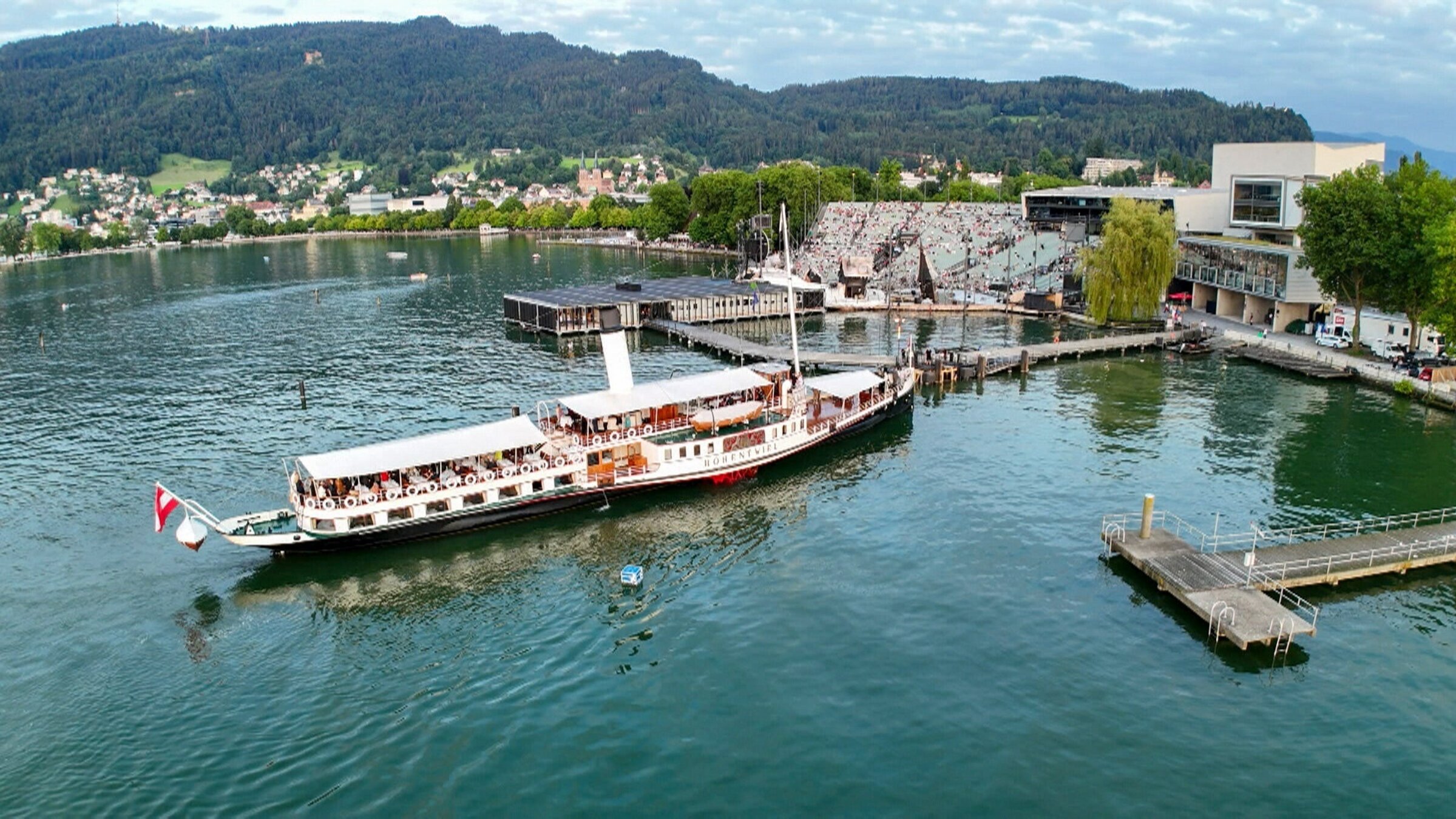 "Der Freischütz - Festspielfieber am Bodensee": Ankunft des Schiffs Hohentwiel bei den Bregenzer Festspielen.