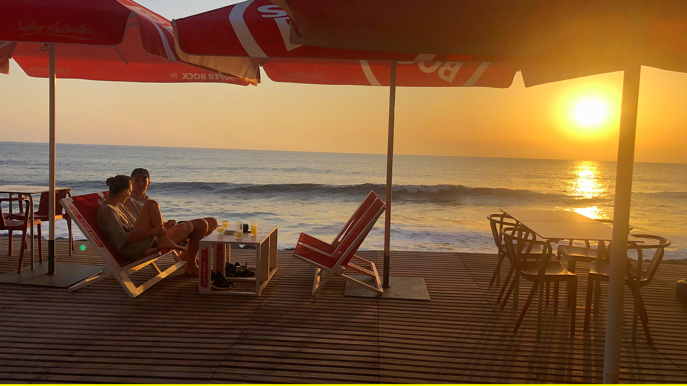 "Madeira": Tamara und Jonathan genießen beim Sonnenuntergang den Poncha, das traditionelle Getränk auf Madeira.