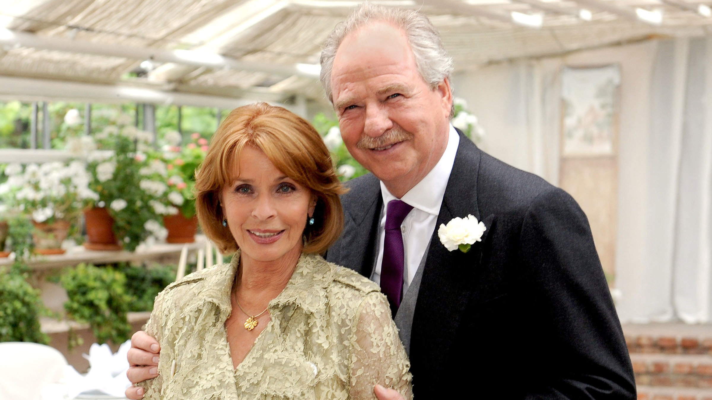 "Hochzeiten" - Die Umweltaktivistin und der Großunternehmer: Bernhard (Friedrich von Thun) und seine Ex-Frau Claire (Senta Berger) auf der Hochzeit ihrer Tochter.