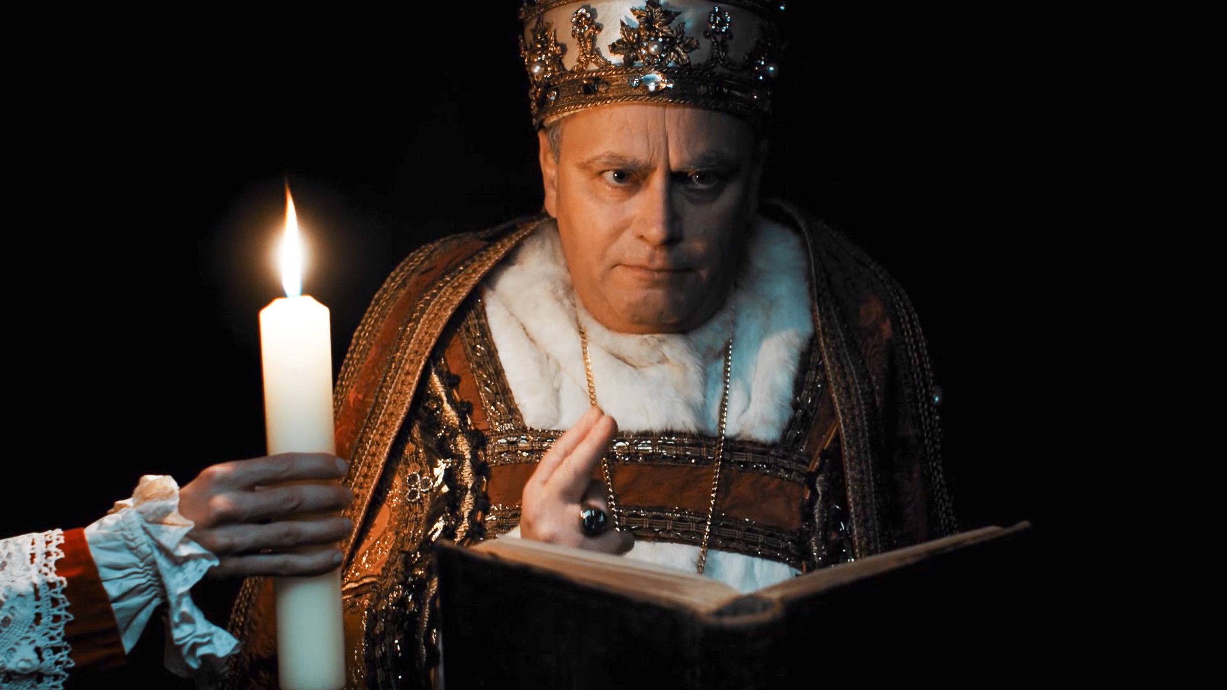 "Die Kirche bin ich - Wie der Papst unfehlbar wurde": Papst Pius IX. (Otto Jankovich) verkündete das Unfehlbarkeitsdogma im von Unwettern verdunkelten Petersdom.