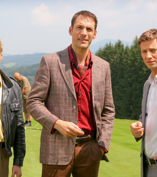 "Die Rosenheim-Cops - Ausgespielt": Auf einem Golfplatz befragen Kommissar Hansen (Igor Jeftic) und Polizist Mohr (Max Müller) Christian Tebbe (Alexander Mazza).