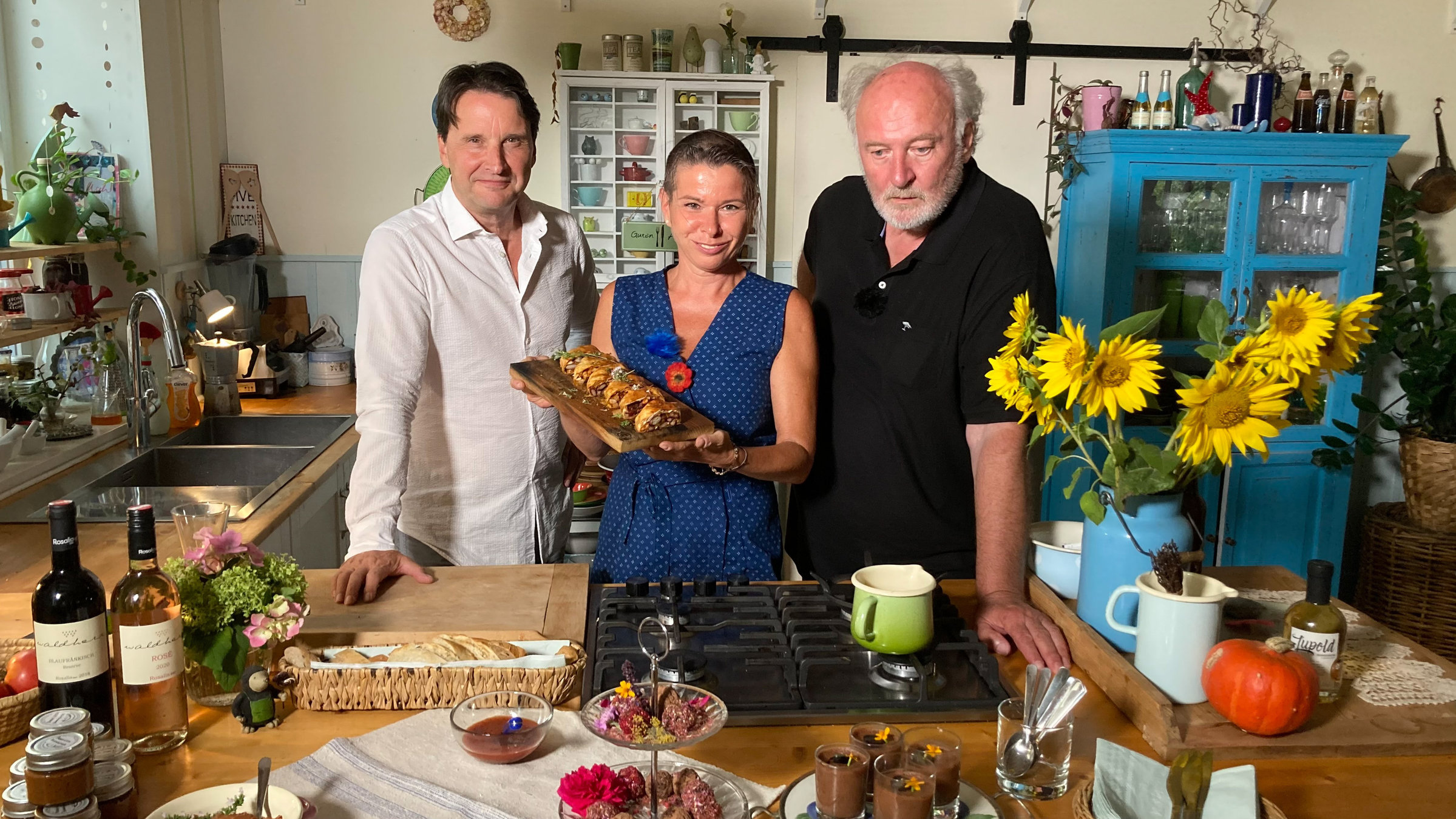 "Der Geschmack Europas - Das Burgenland": Martin Traxl, Uschi Zezelitsch, Lojze Wieser mit der Bohnenproduktion von Uschi Zezelitsch.