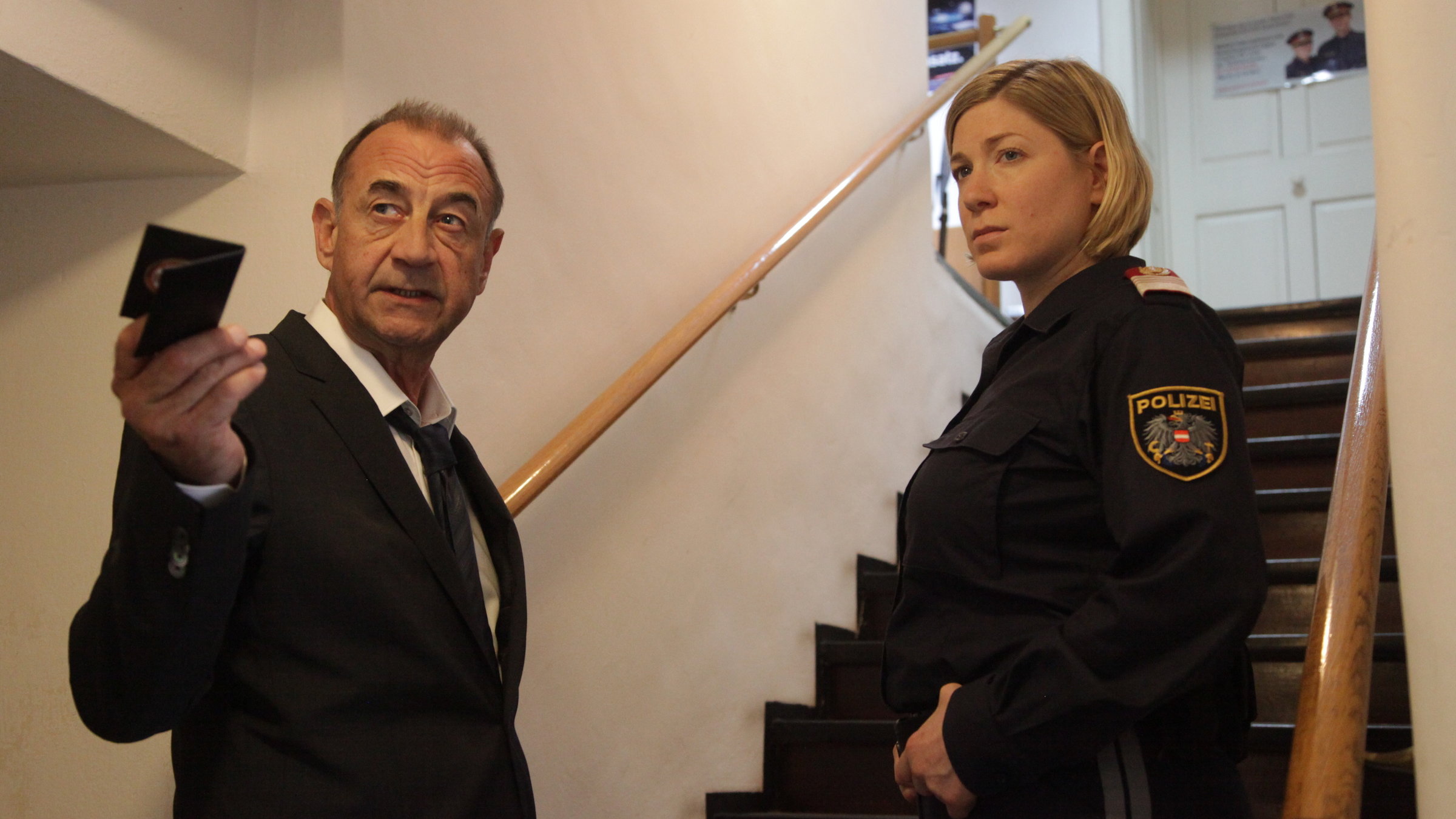 "SOKO Wien - Filmriss": Oberst Dirnberger (Dietrich Siegl) im Treppenhaus im Gespräch mit Bezirksinspektorin Daniela Nestler (Ines Honsel).