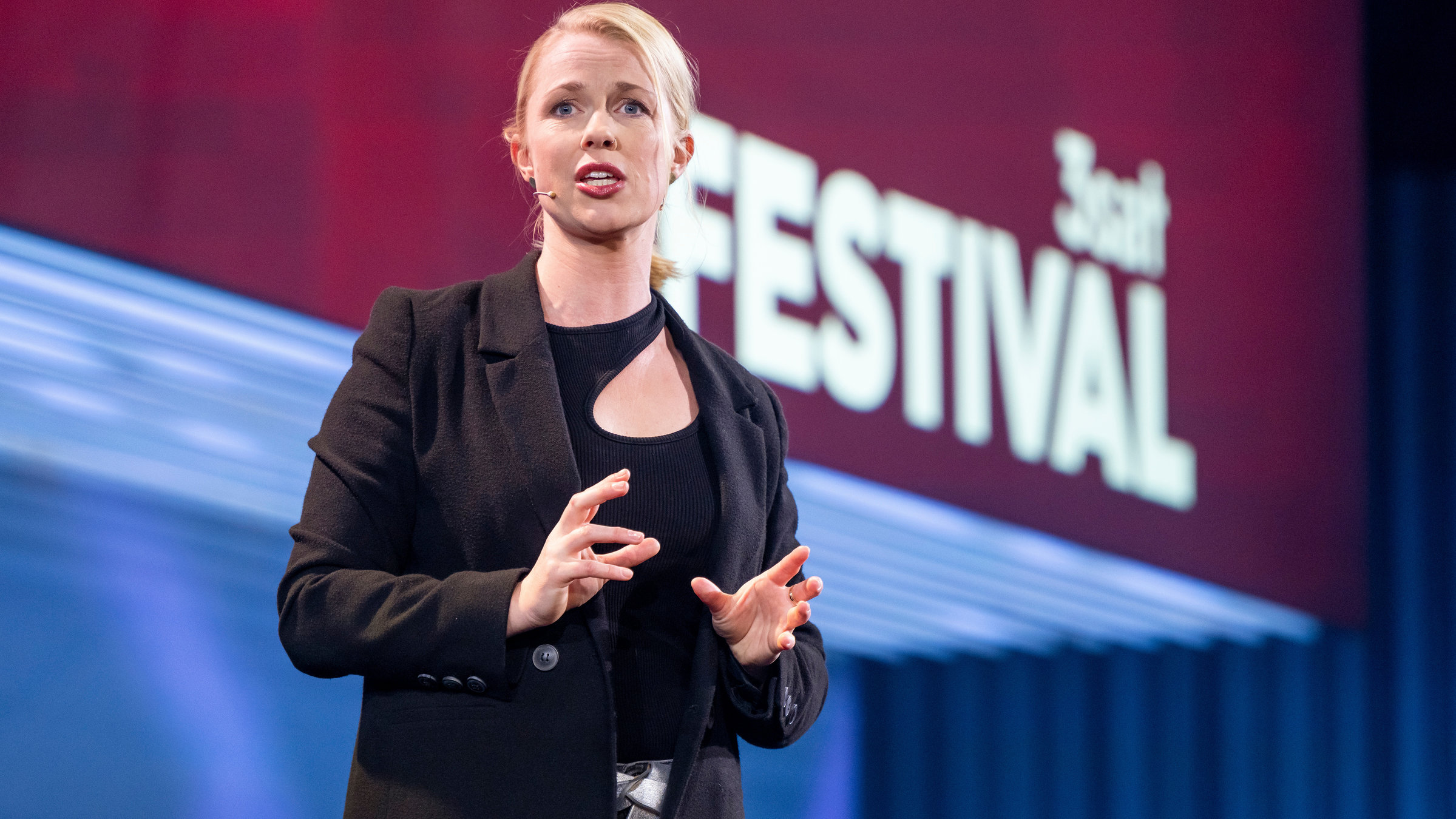 "Christine Eixenberger: Einbildungsfreiheit": Christine Eixenberger auf der Bühne.