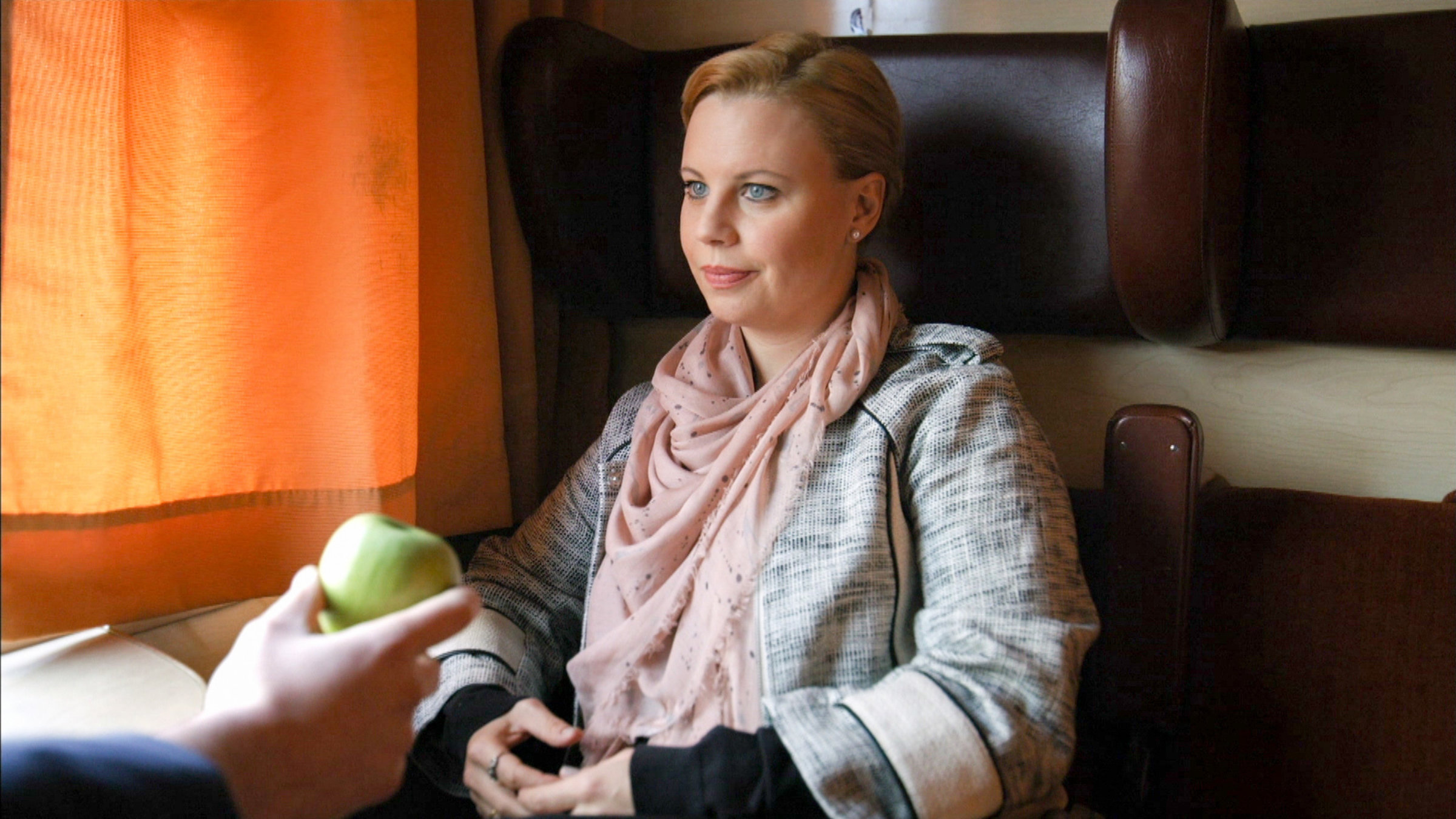 "Gemischtes Doppel - Beinahe wahre Geschichten": Katharina Straßer sitzt im Zug.