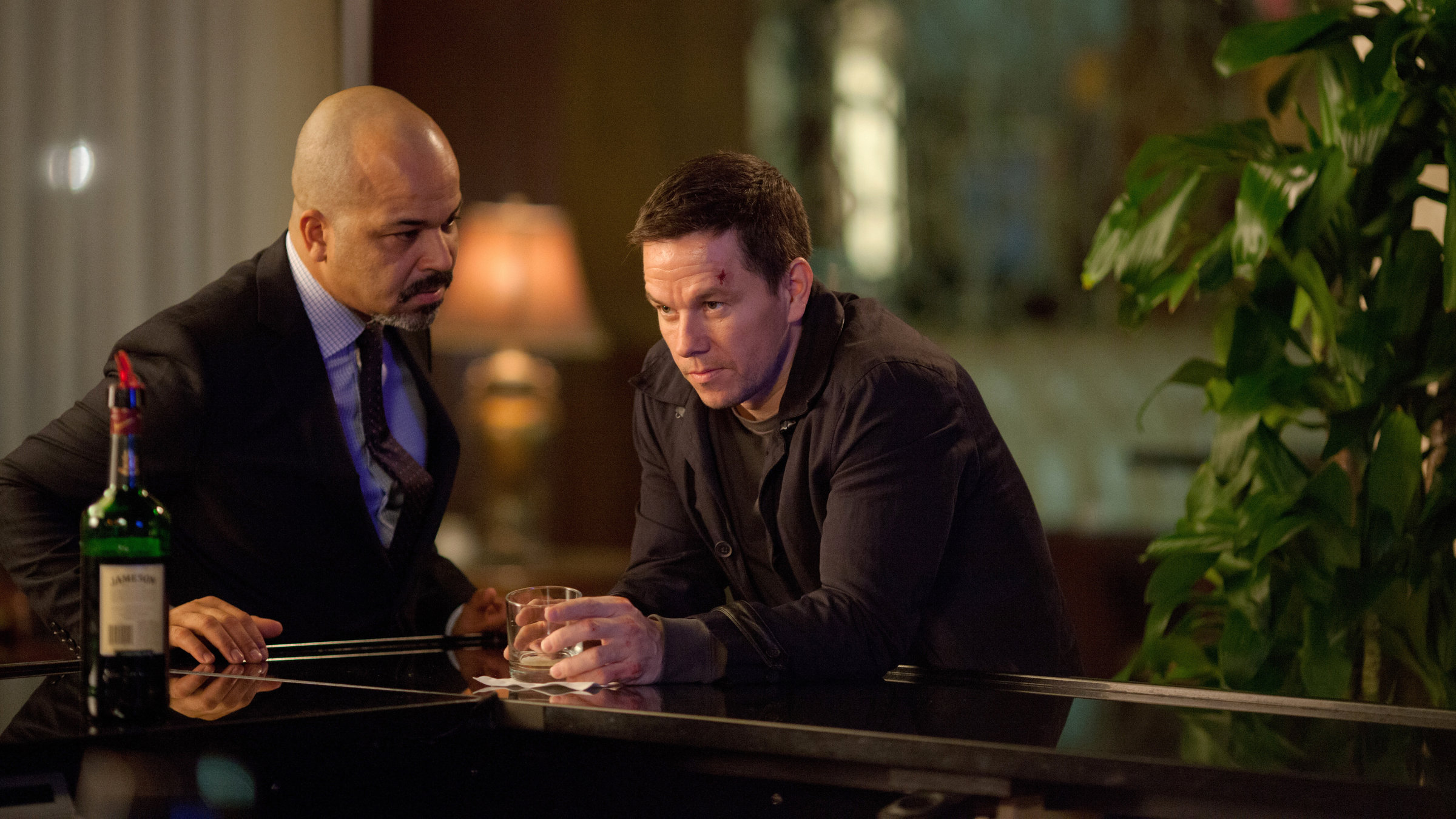 "Broken City - Stadt des Verbrechens": Billy (Mark Wahlberg) und Polizeichef Fairbanks (Jeffrey Wright) sitzen an einer Bar.