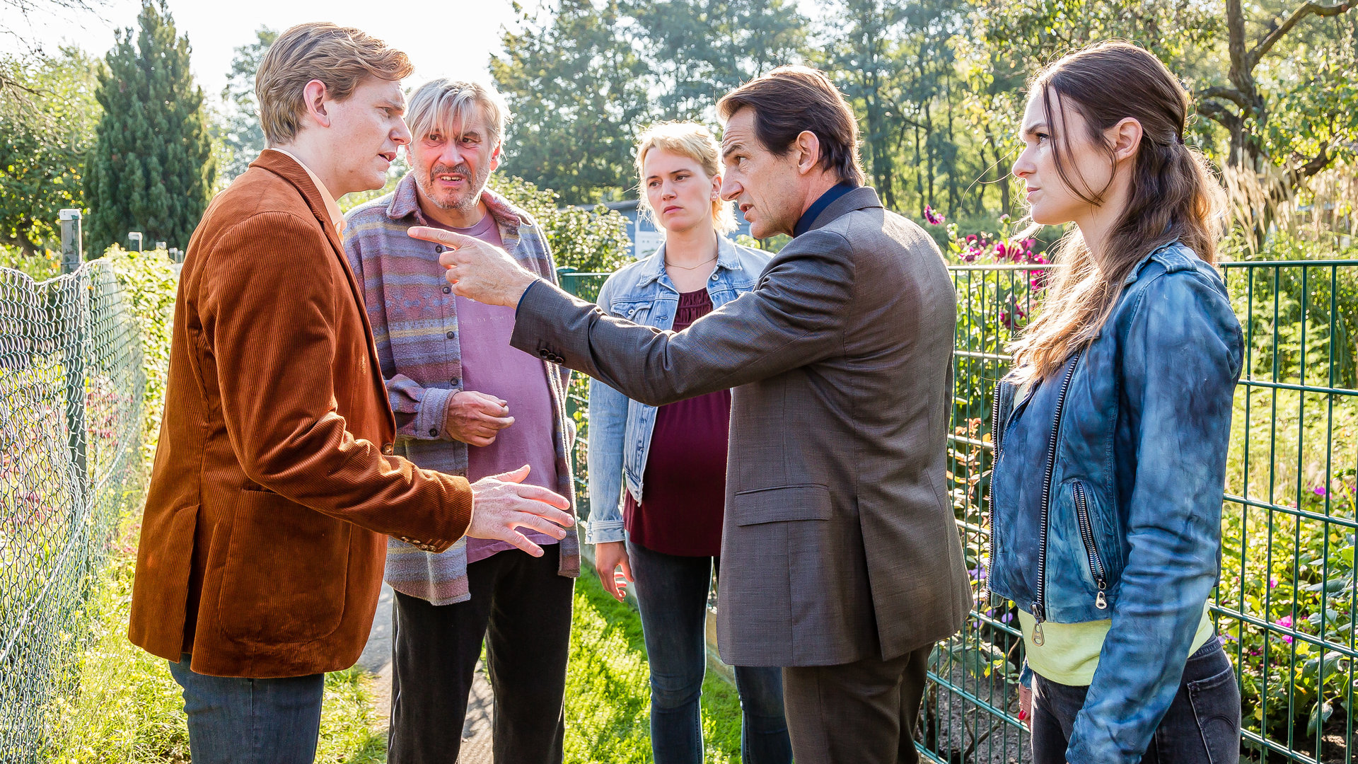 "Letzte Spur Berlin - Heckenkrieg": Sebastian (Johannes Heinrichs) und Peggy (Ellen Müller) sowie Ronny (Michael Kind), Radek (Hans-Werner Meyer) und Lucy (Josephin Busch) stehen in einer Kleingartenanlage. Radek zeigt mit erhobenem Zeigefinger auf Sebastian. Lucy, Ronny und Peggy schauen Sebastian an.