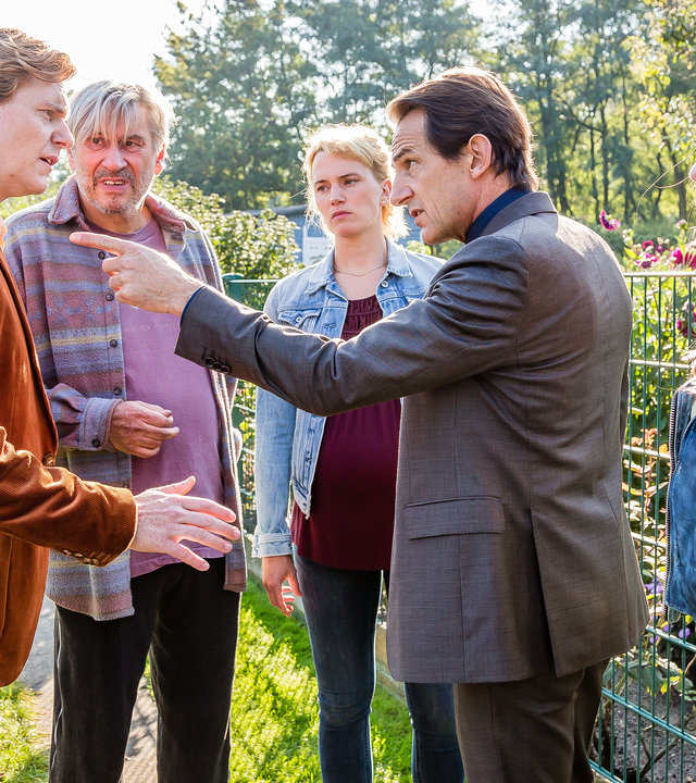 "Letzte Spur Berlin - Heckenkrieg": Sebastian (Johannes Heinrichs) und Peggy (Ellen Müller) sowie Ronny (Michael Kind), Radek (Hans-Werner Meyer) und Lucy (Josephin Busch) stehen in einer Kleingartenanlage. Radek zeigt mit erhobenem Zeigefinger auf Sebastian. Lucy, Ronny und Peggy schauen Sebastian an.