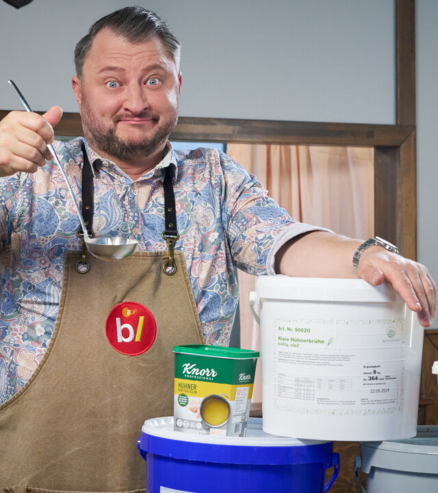 "besseresser: Die Tricks der Gastro-Industrie - Hühnerfrikassee und Co.": Sebastian Lege hält eine Suppenkelle ins Bild, vor ihm stehen verschiedene Eimer mit Fertigsuppen.