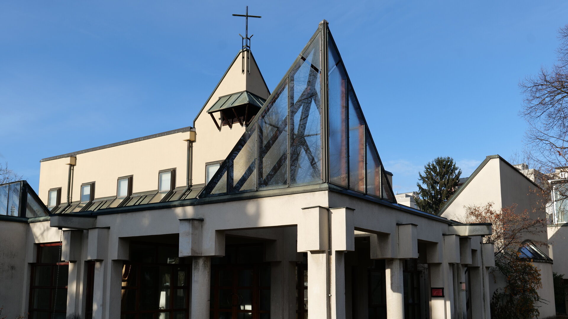 "Katholischer Gottesdienst - Feuer und Flamme": Außenansicht der Salvatorkirche, auch Pfarrkirche Graz-Christus der Salvator genannt, in Graz.