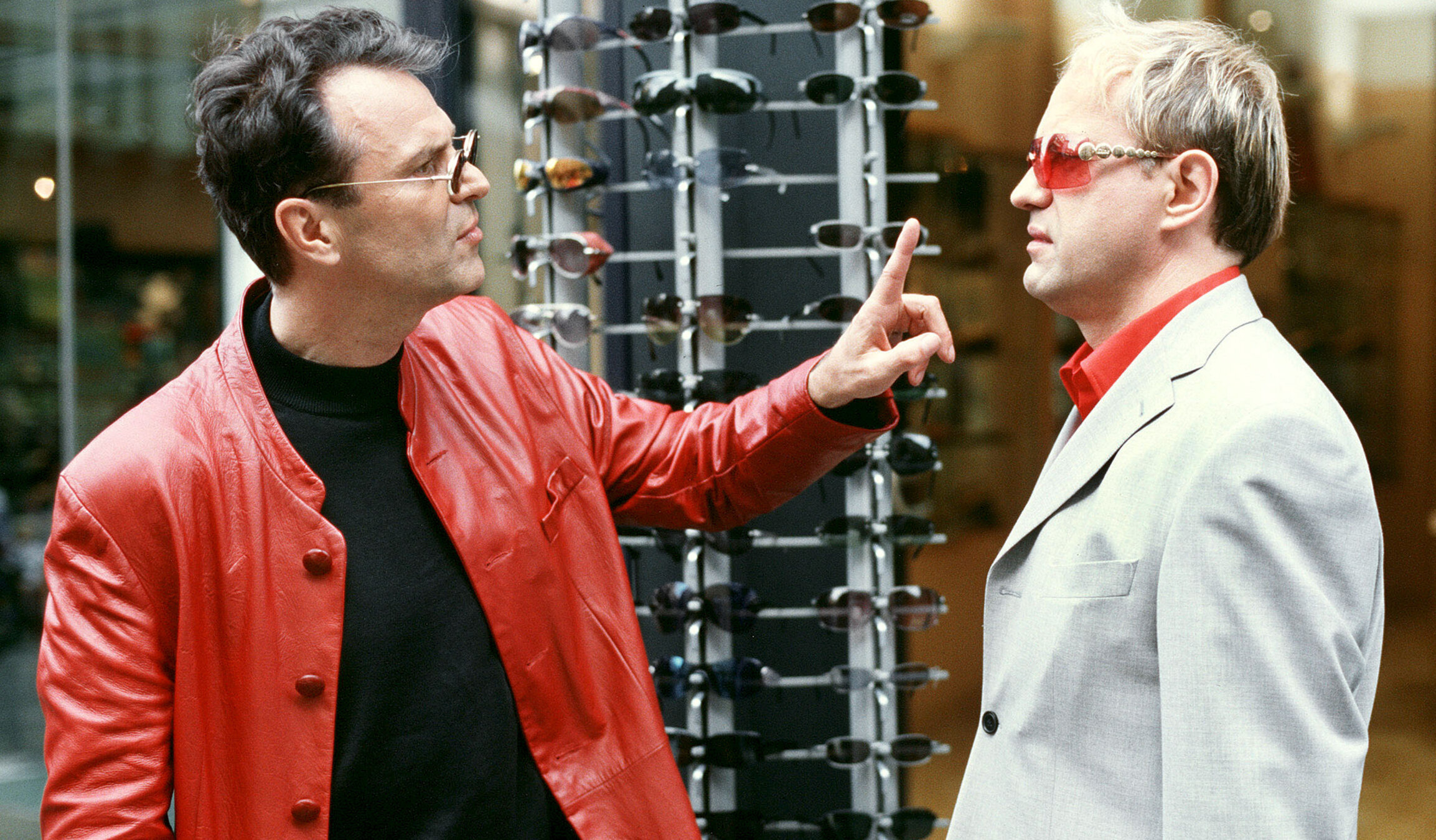 "Küss mich, Tiger!": Hartmut Popp (Uwe Ochsenknecht, r.) lässt sich von dem Casanova Robert Merten (Peter Sattmann) ein neues Image als dynamischer Single verpassen.