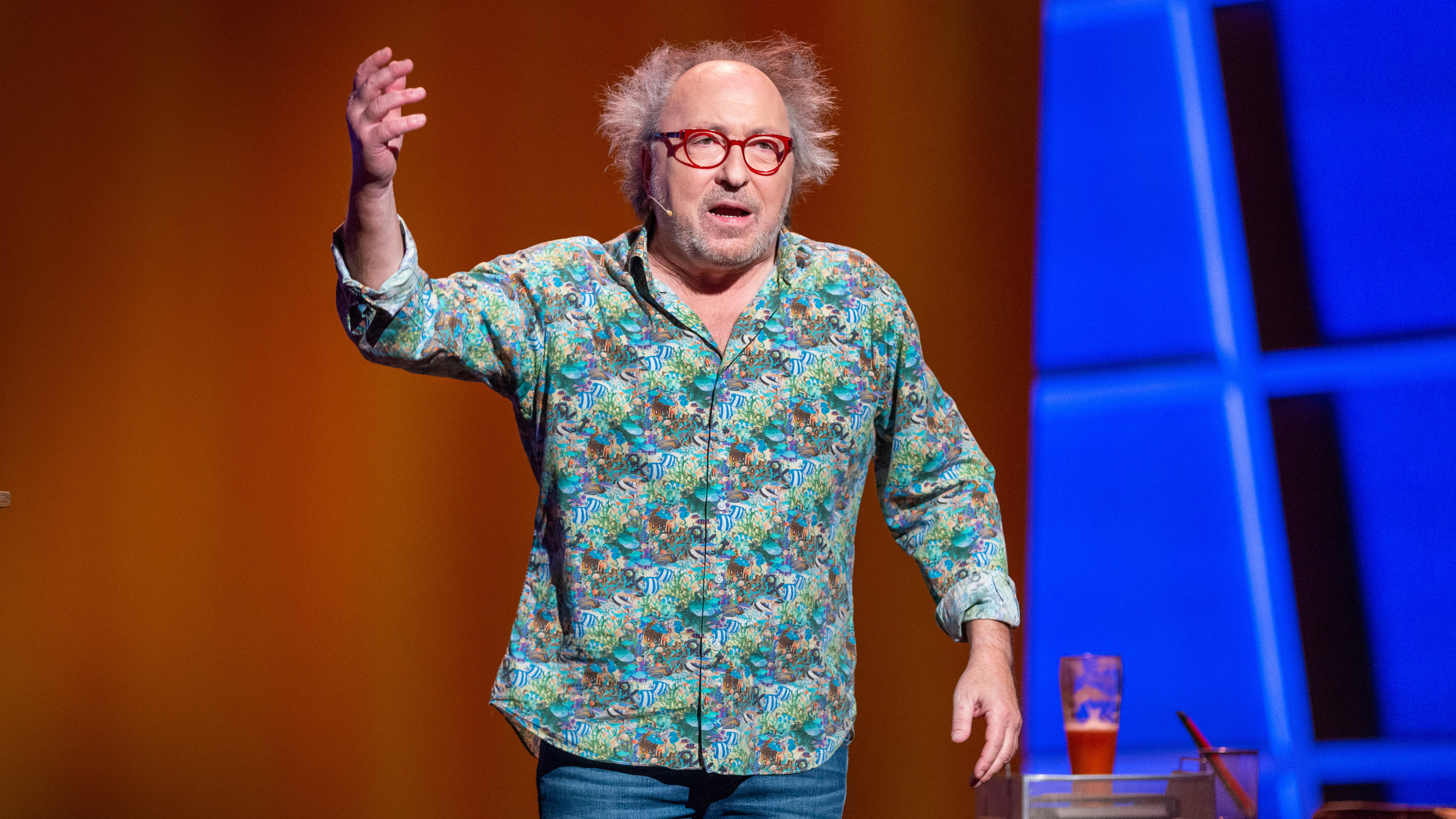 "Urban Priol: TILT 2020":  Urban Priol steht auf der Bühne und gestikuliert wild mit seiner rechten Hand während er spricht.