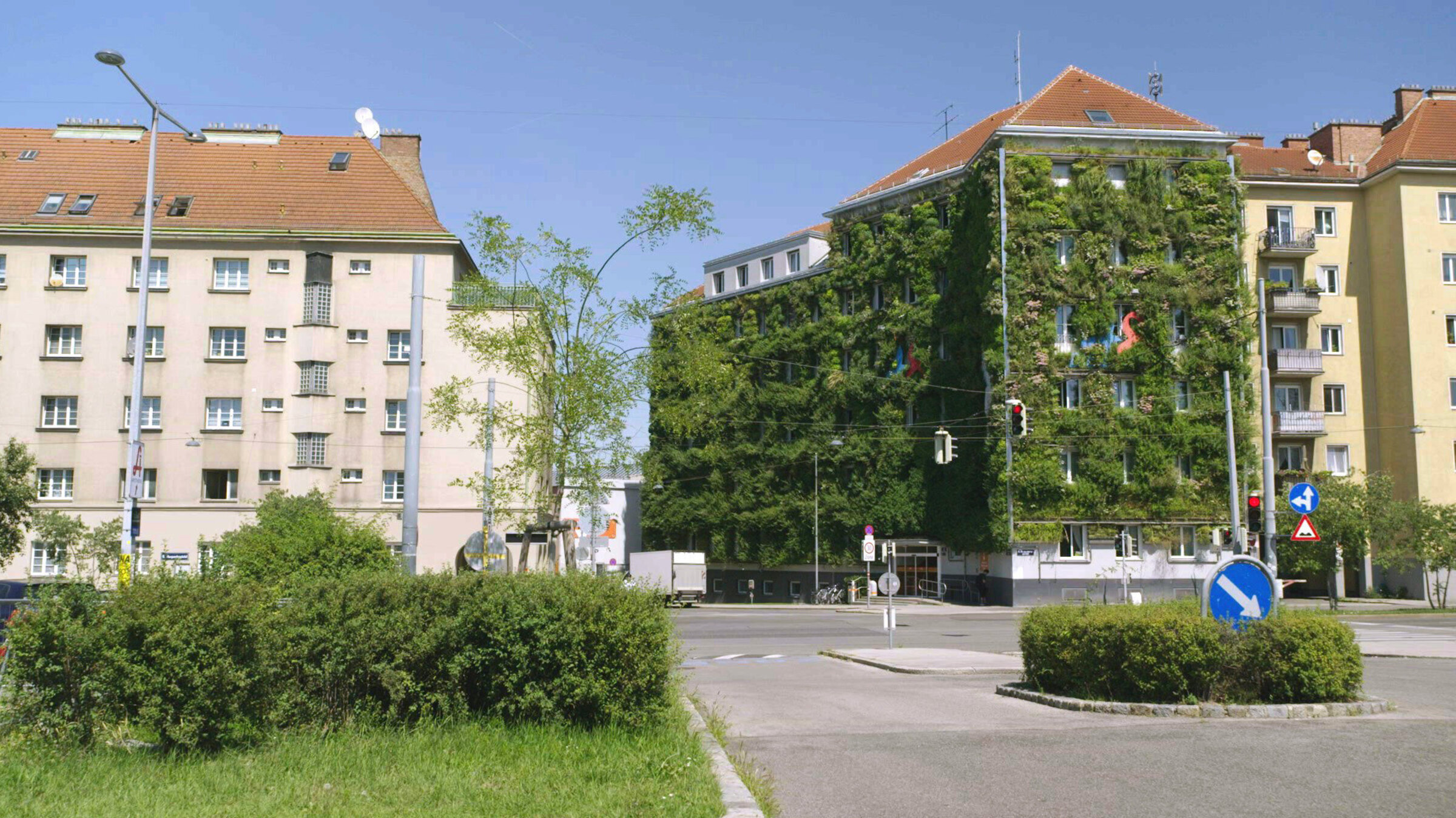 "Wolkenbruch und Hitzestau - Die Stadt im Klimastress": Wien. Bewässerte Grünfassade.