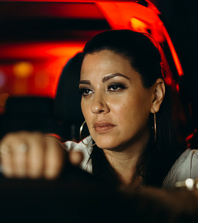 "Deadlines - Große Runde": Elif (Jasmin Shakeri) sitzt am Steuer eines Autos.