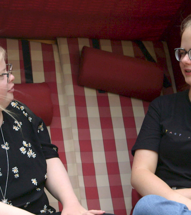 "37°: Ungleiche Zwillinge - Wenn einer das Downsyndrom hat": Elisabeth und Victoria sitzen im Strandkorb.