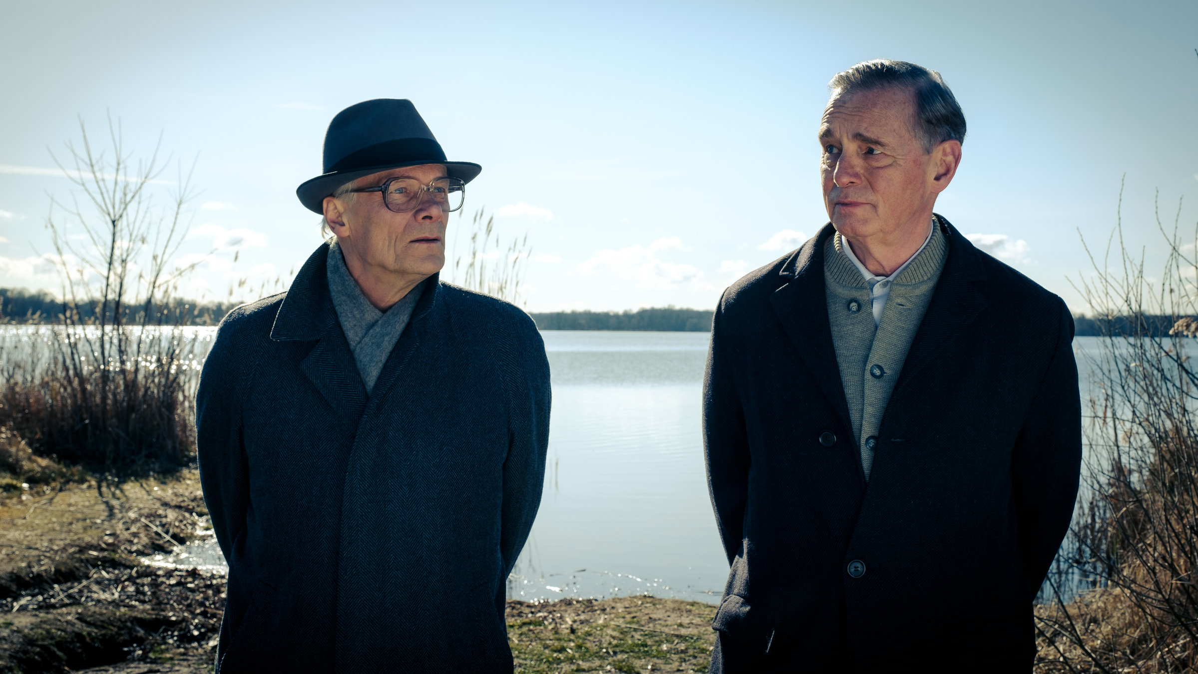 "Honecker und der Pastor": Honecker (Edgar Selge) und Holmer (Hans Uwe-Bauer) stehen an einem See.