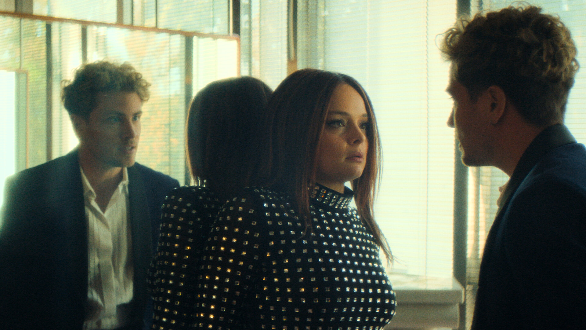 „High Stakes - Komet”: Ayla (Via Jikeli) steht mit dem Rücken an einen Spiegel gedrückt gegenüber von Vincent (Jannik Schümann), der energisch auf sie einredet.