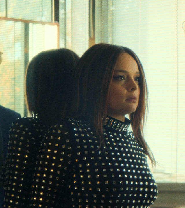 „High Stakes - Komet”: Ayla (Via Jikeli) steht mit dem Rücken an einen Spiegel gedrückt gegenüber von Vincent (Jannik Schümann), der energisch auf sie einredet.