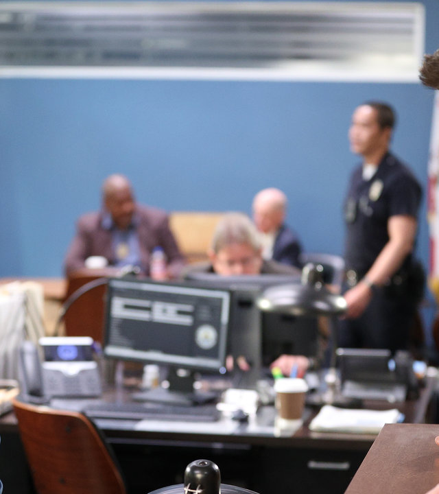 "The Rookie - Auf der Flucht": Nolan (Nathan Fillion) steht neben Lopez (Alyssa Diaz), die an ihrem Schreibtisch sitzt.