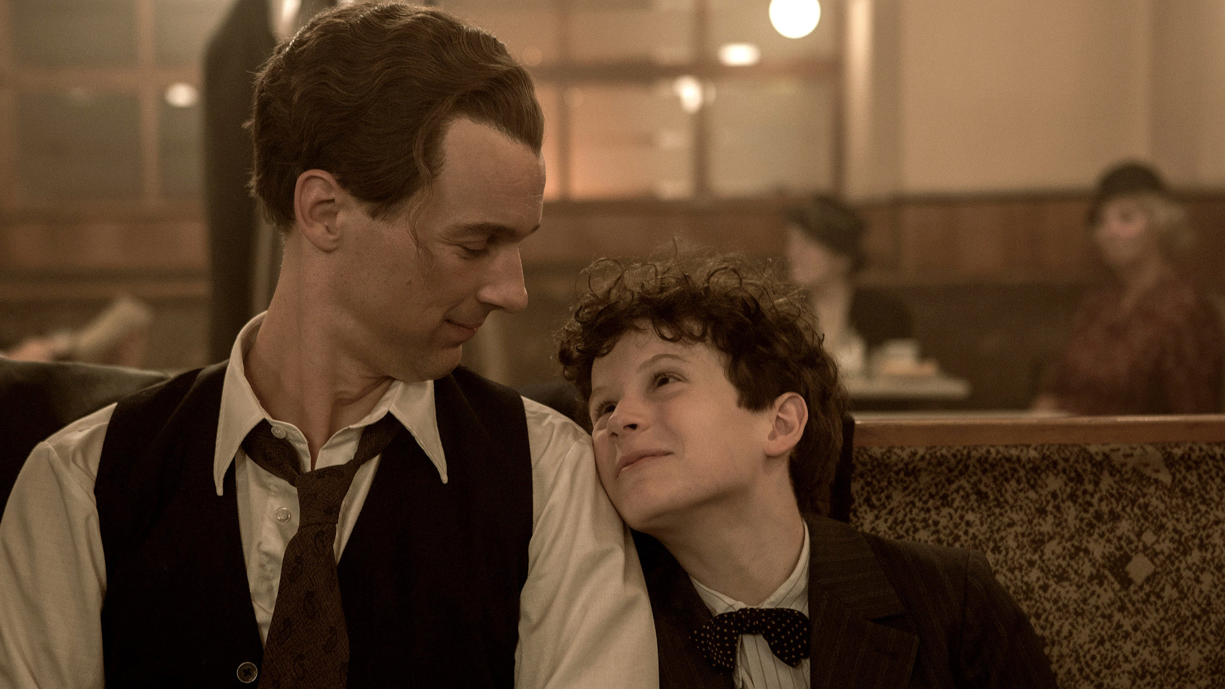 "Kästner und der kleine Dienstag": Kästner (Florian David Fitz, li.) weiß zunächst wenig mit seinem Fan Hans (Nico Kleemann) anzufangen.