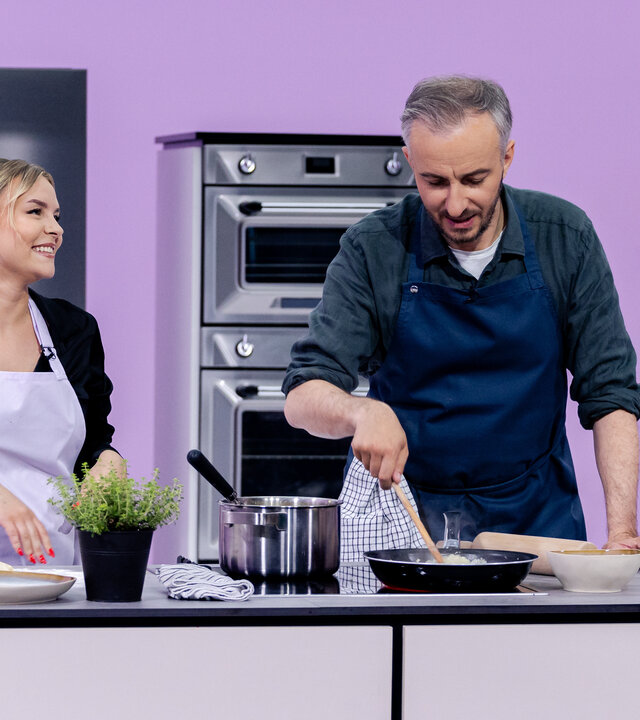 "Böhmi brutzelt": Jan Böhmermann gemeinsam mit Dagi Bee in "Böhmi brutzelt".