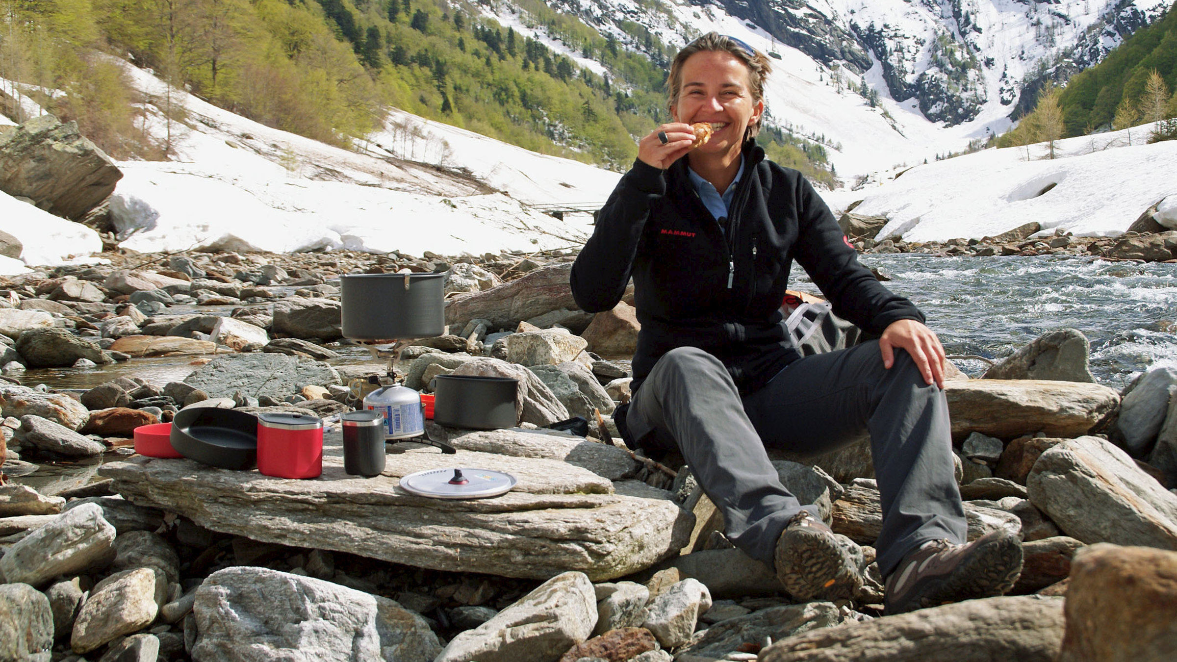 "Fernweh: In den Alpen, von Norditalien bis zum Maloja" - Sonja Hasler beim Picknicken in den Alpen