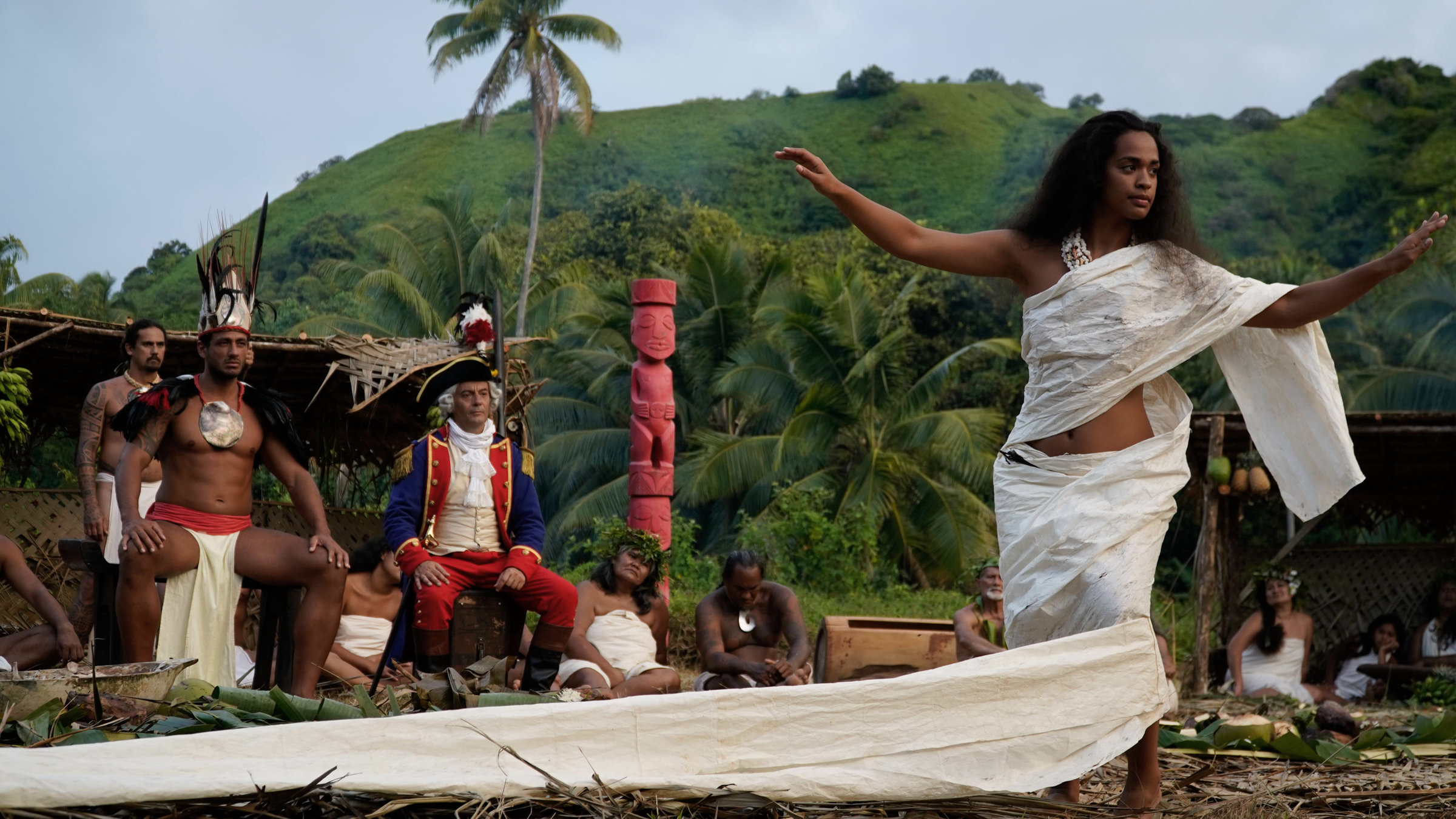 "Terra X: Mythos Tahiti - Die Erfindung des Paradieses": Außenaufnahme. König Ereti (Hiti Mennesson) und Louis Antoine de Bougainville (Lionel Aknine) beobachten die tahitianische Tänzerin (Tenau Guyot).
