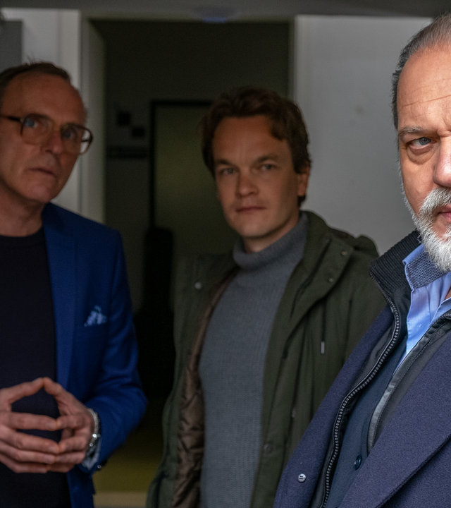 "Der Alte - Unsterblich": Dieter Behrens (Dirk Martens) steht im Hintergrund neben Tom Kupfer (Ludwig Blochberger), Hauptkommissar Voss (Jan-Gregor Kremp) steht im Vordergrund. Alle schauen in die gleiche Richtung.