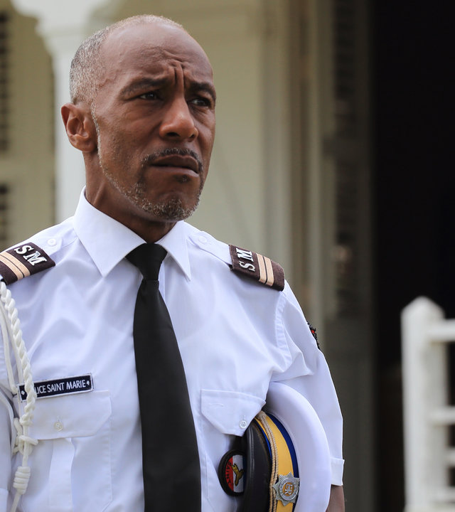 "Death in Paradise - Späte Reue": Dwayne Myers (Danny John-Jules) in Nahaufnahme. Er trägt eine Ausgehuniform.