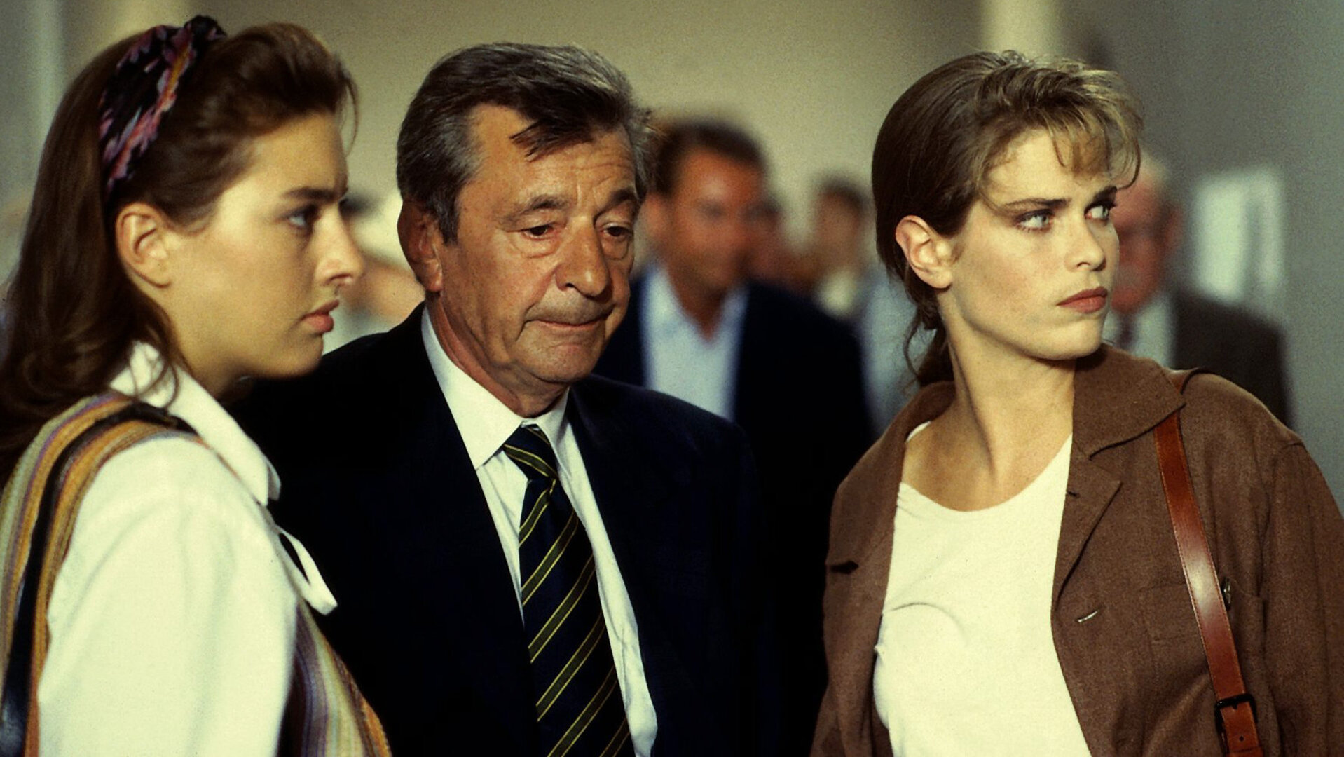 "Alle meine Töchter - Prozessfolgen": Mit besorgten Gesichtern stehen Berthold Sanwaldt (Günter Mack), Sylvie (Julia Dahmen) und Anna (Ursula Buschhorn) zusammen.
