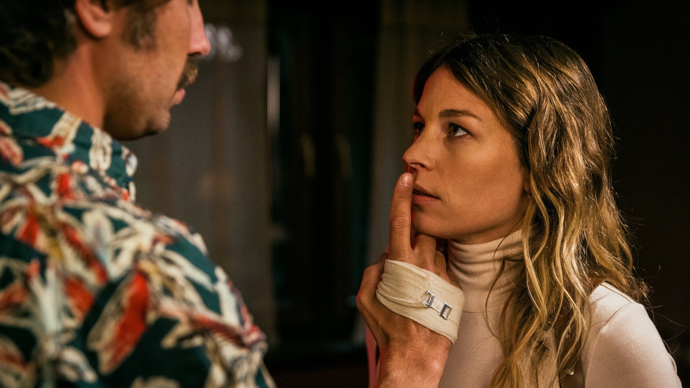 T"schugger II (3/5) - Schwimmflügeli": Wie wickelt man eine Bundespolizistin um den Finger? David Constantin als Bax, Anna Rossinelli als Annette.