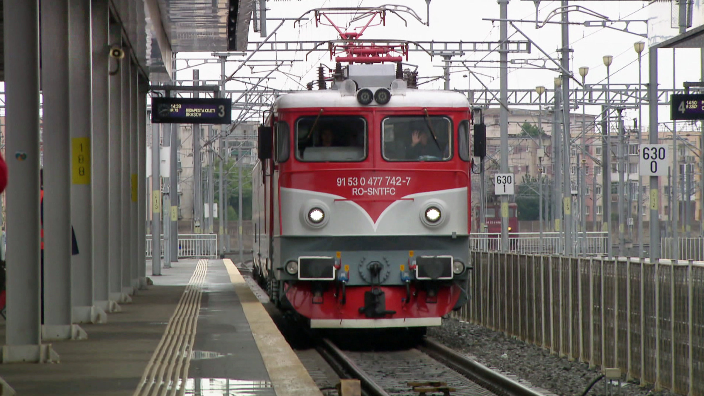 "Auf Draculas Spuren - Mit dem Zug durch Transsilvanien": Am Bahnhof Arad im Westen Siebenbrgens fhrt ein Zug ein.