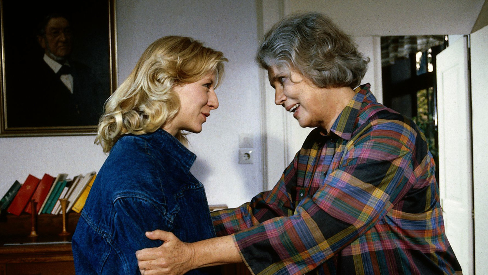 "Der Landarzt - Junges Gemüse": In einem Zimmer steht Olga Mattiesen (Antje Weisgerber) Doris (Carolin van Bergen) gegenüber, schaut ihr tief in die Augen und lächelt.