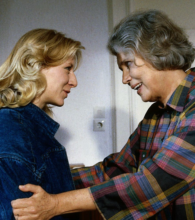"Der Landarzt - Junges Gemüse": In einem Zimmer steht Olga Mattiesen (Antje Weisgerber) Doris (Carolin van Bergen) gegenüber, schaut ihr tief in die Augen und lächelt.