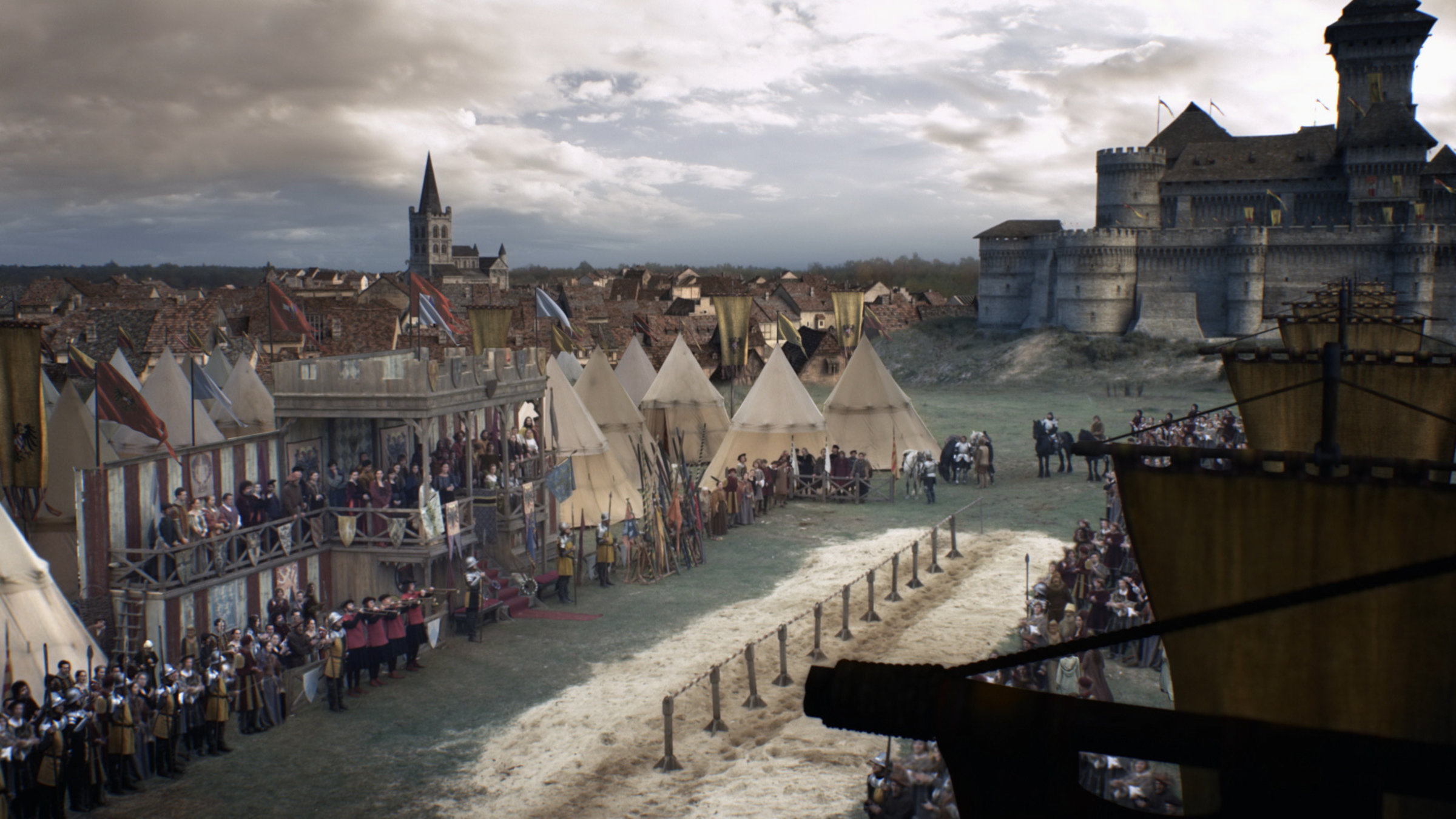 "Terra X: Eine kurze Geschichte über... Das Mittelalter": Spielszene. Turnier-Spielstätte im Mittelalter. Im Hintergrund eine Burg.