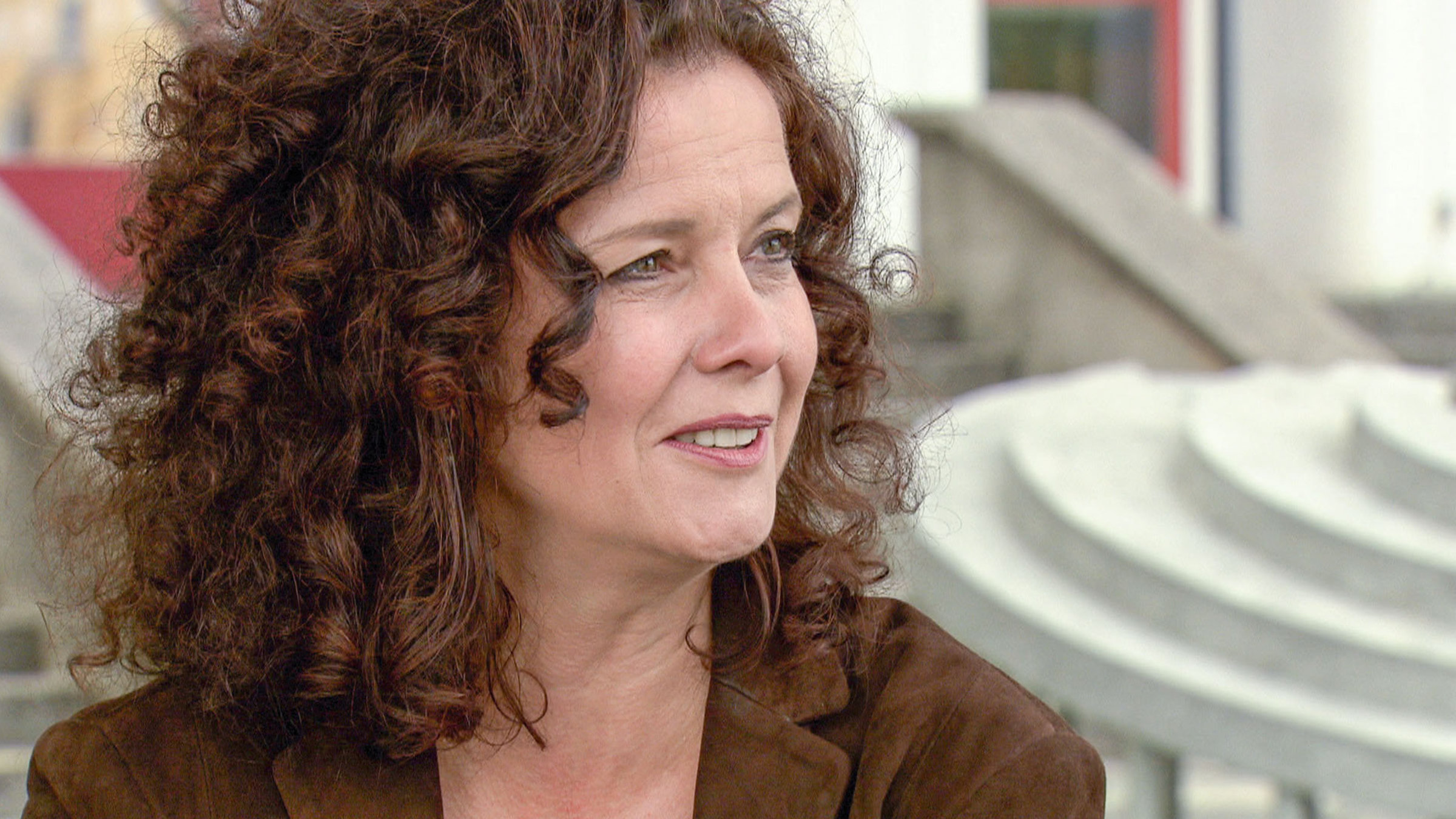 "Orte der Kindheit - Angelika Kirchschlager": Porträt Angelika Kirchschlager. Sie schaut zur Seite.