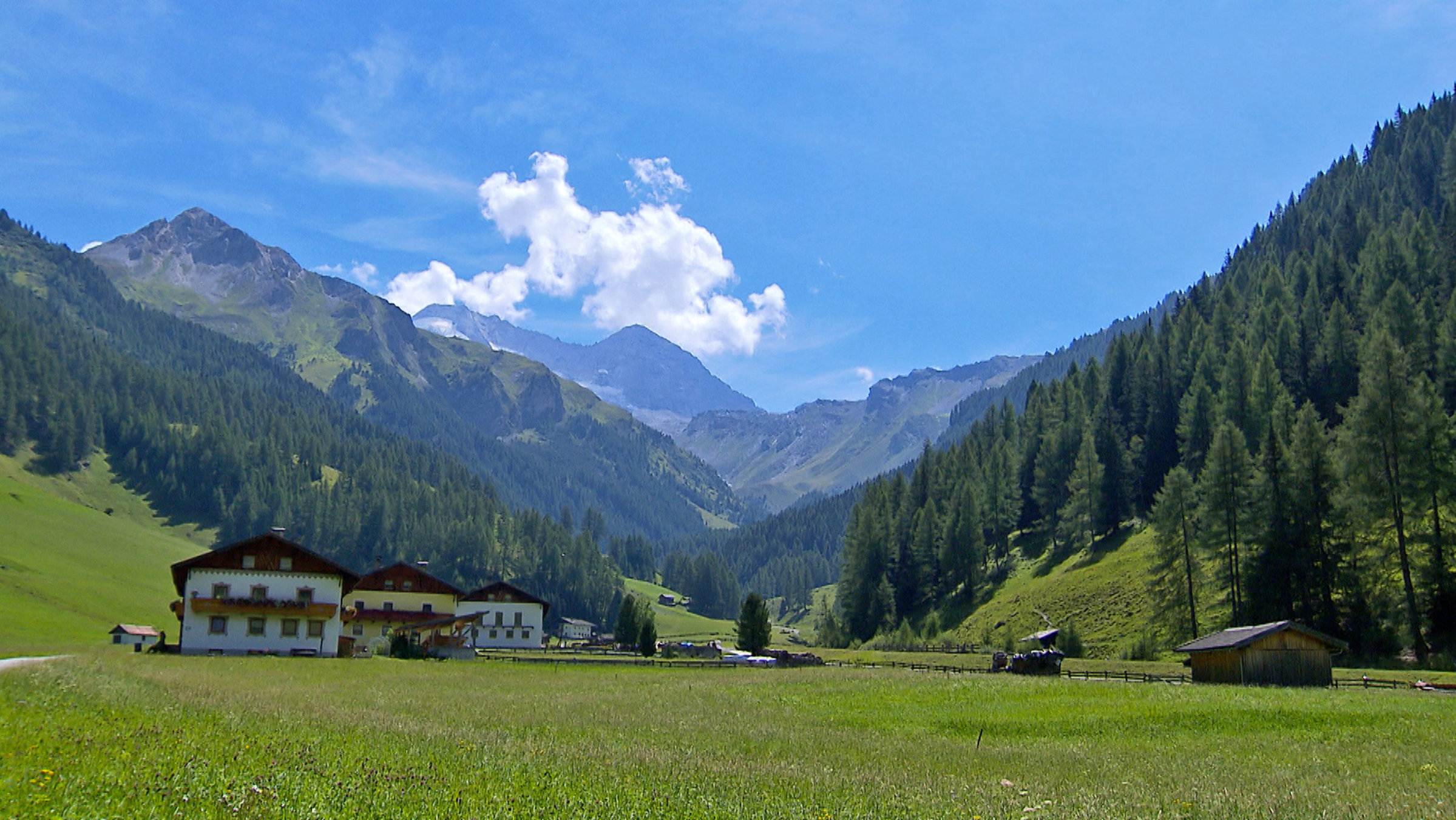 "Tiroler Kraftplätze": Blick zurück im Schmirntal