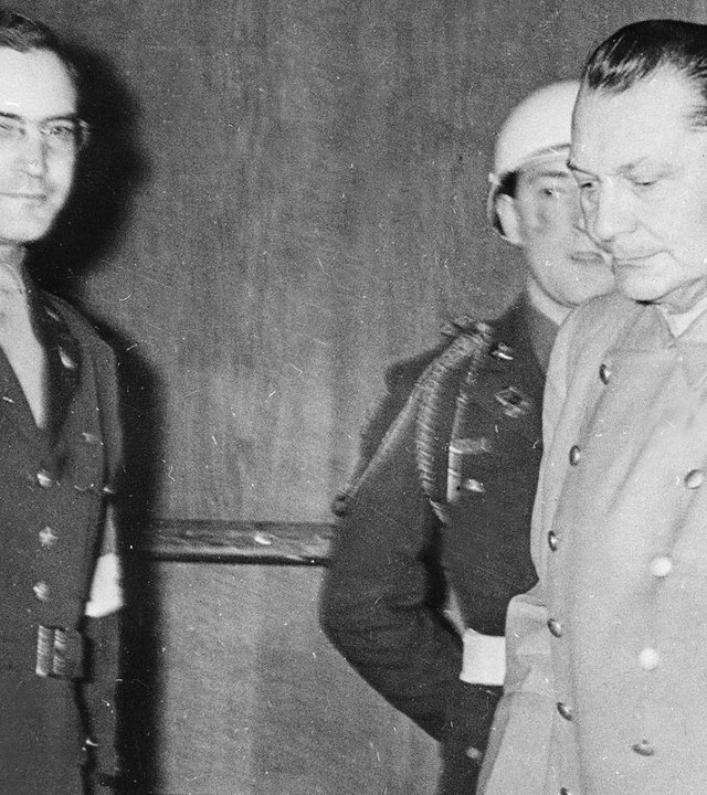 "ZDF-History: Hitlers Helfer auf der Couch - Der Psychologe von Nürnberg": Schwarz-Weiß-Aufnahme von drei Männern nach der Vernehmung Hermann Görings.