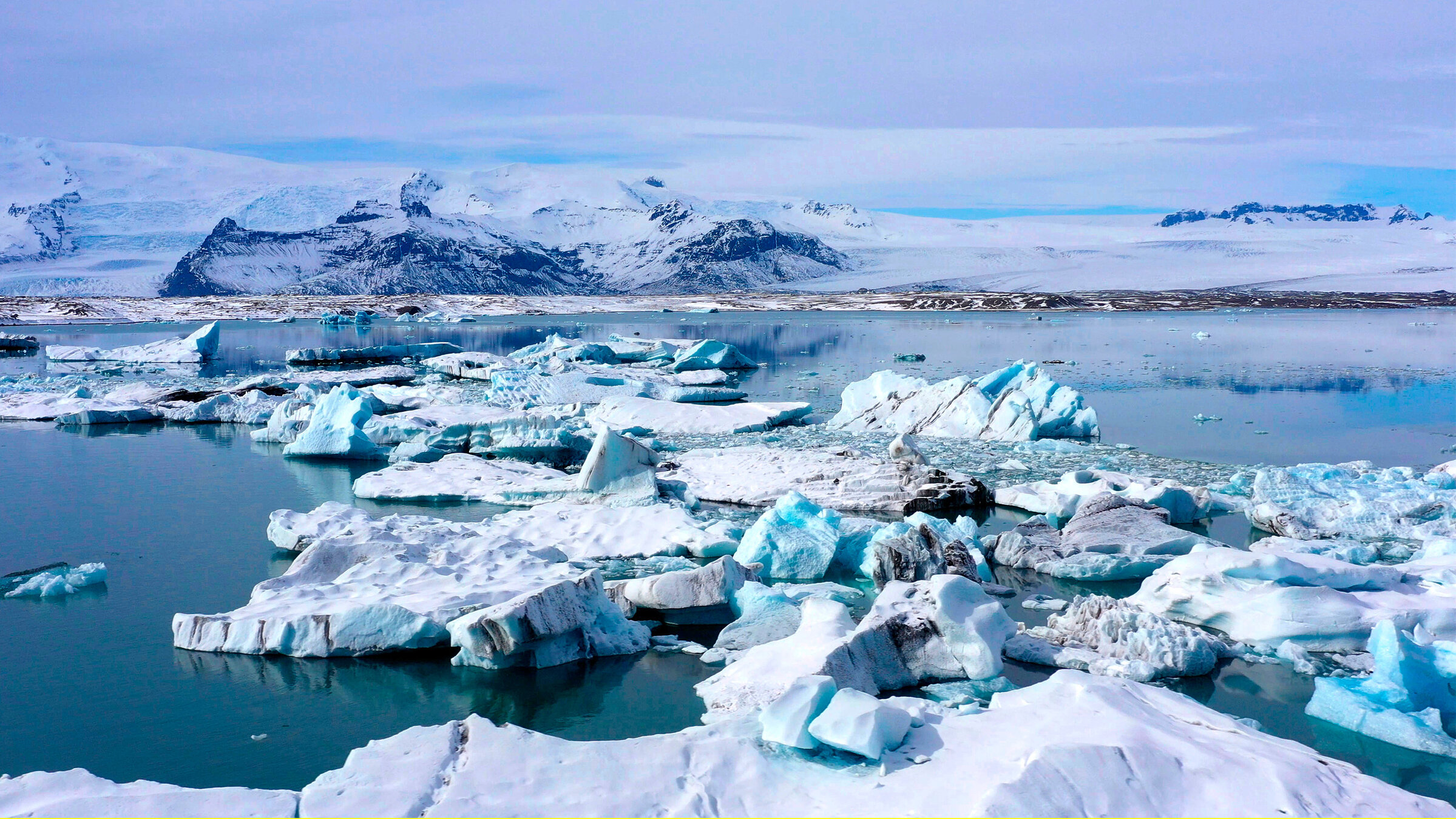 "Island im Winter – Glühende Lava und ewiges Eis": Die monumentale Gletscherlagune Jökulsárlón im Süden der Islands.