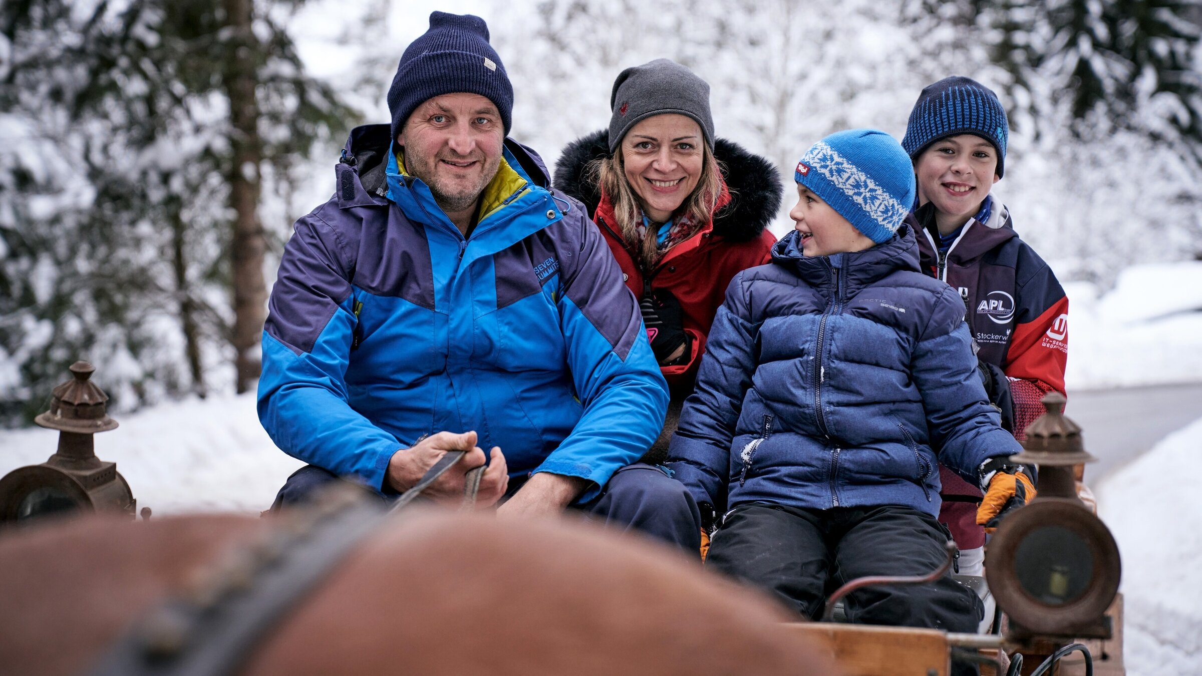 "Winterreise durchs Alpbachtal": Claudia Barnes und ihre Söhne bei einer Kutschenfahrt.