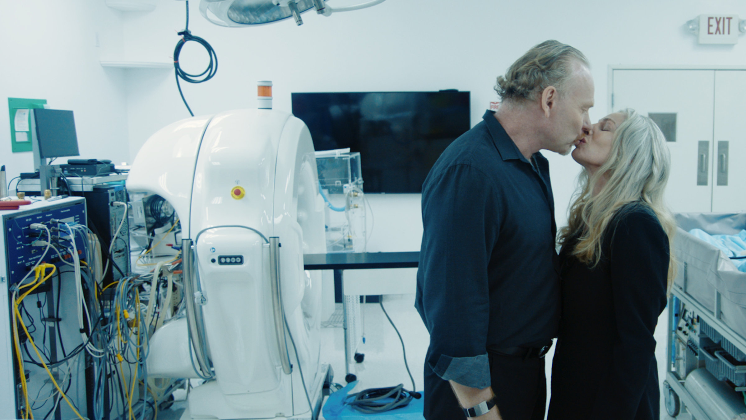 "Endlich Unendlich - Der Traum vom ewigen Leben": Natasha Vita-More und Dr. Max More küssen sich in einem Laborraum.