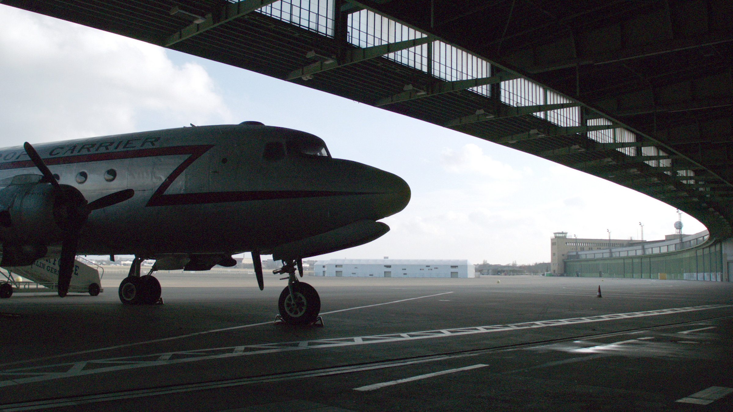 "Geheimnisvolle Orte: Der Flughafen Berlin-Tempelhof - Airport mit Geschichte": Der Flugsteig