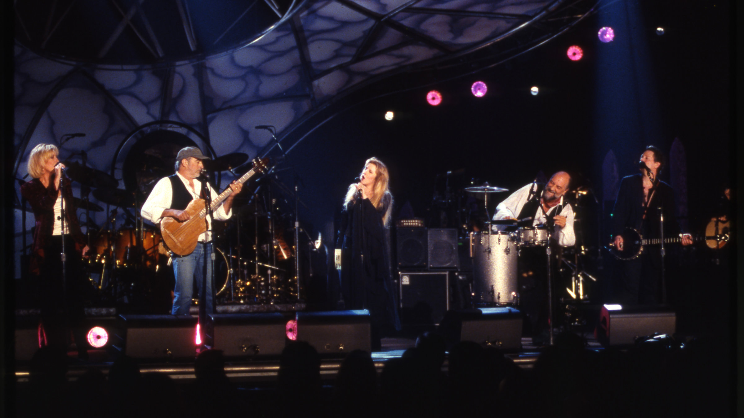 "Fleetwood Mac: The Dance": Die Mitglieder der Band Fleetwood Mac stehen während eines Auftritts nebeneinander auf der Bühne.