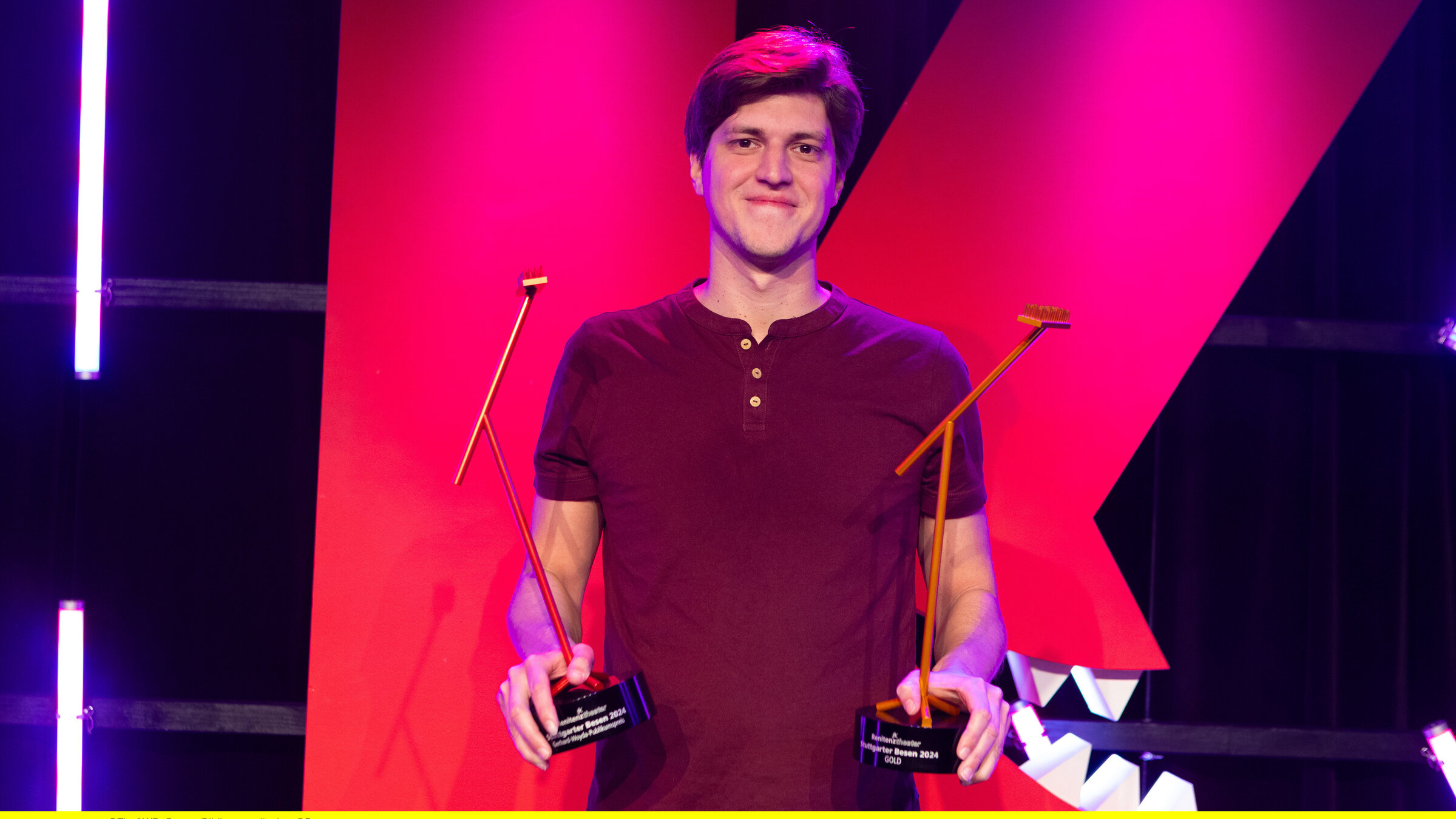 "Stuttgarter Besen 2024 - Goldener und Silberner Besen": Der Preisträger des Goldenen Besen 2024 ist Liedermacher Falk aus Berlin. Er überzeugte mit unerschrockenen Pointen und überraschenden Wendungen, die sein sprachliches und musikalisches Können zeigen.